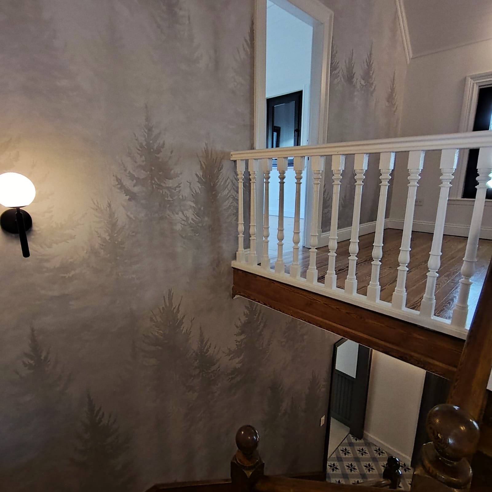 Pasillo moderno con papel mural de bosque y escalera — proyecto vivienda unifamiliar, por Alchemyst artisan studio, en Lomas de Zamora