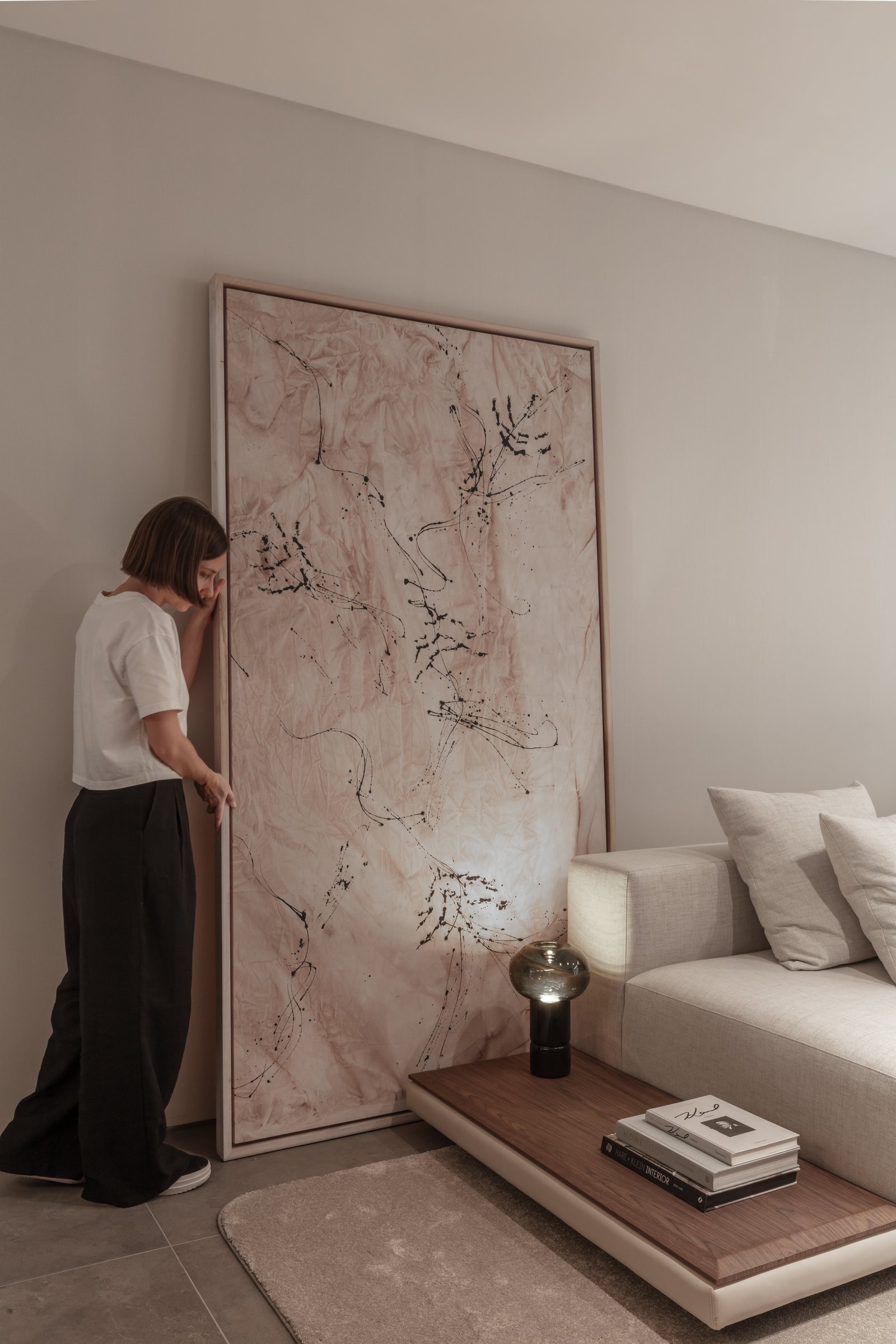 Living moderno con obra de arte abstracta y sofá modular — proyecto Donna Fiore | Sobrio & sofisticado | Sober & Sophisticated | Lucia Quinteros, por Ren Studio, en Provincia de Bu