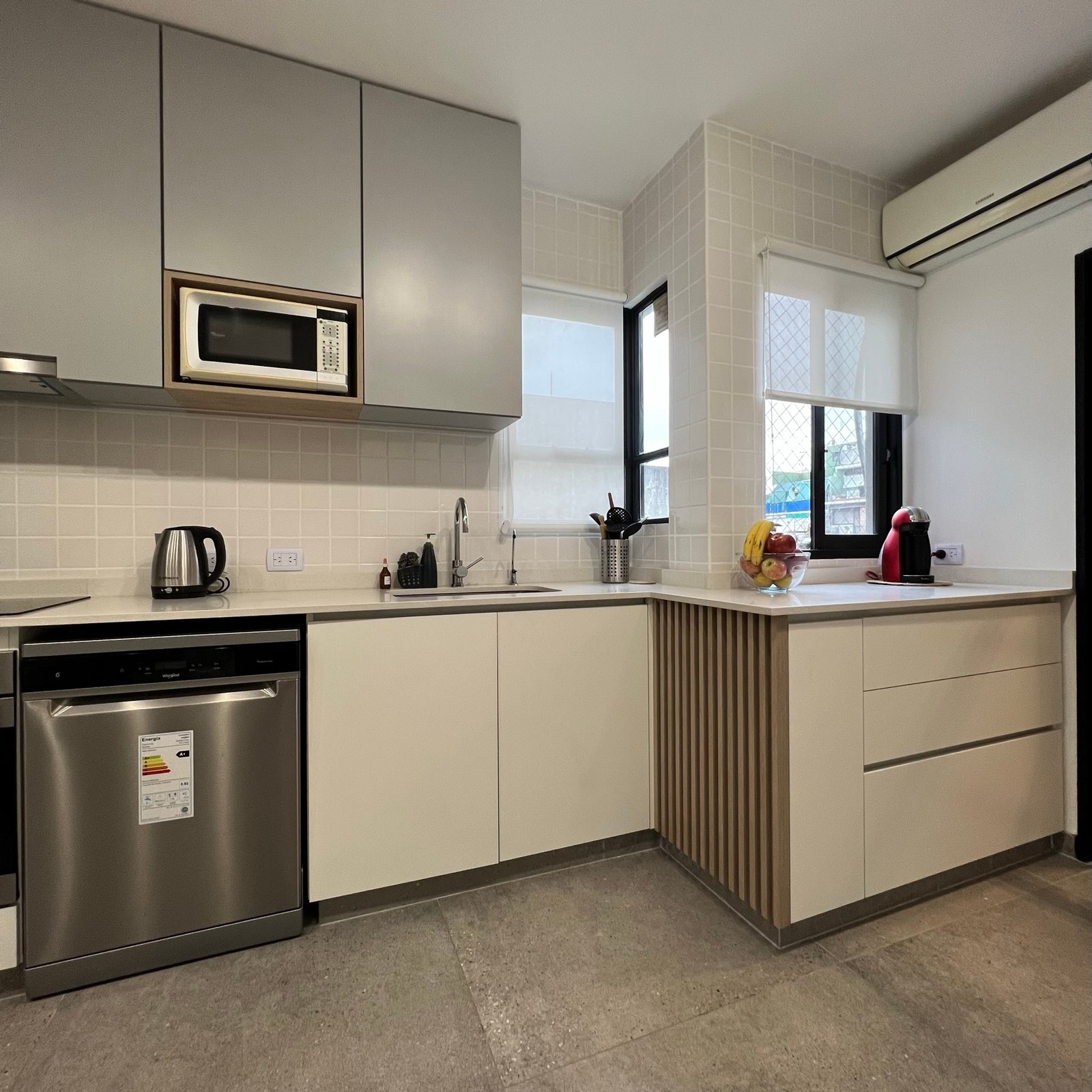 Cocina moderna con gabinetes grises y mesada de piedra blanca — proyecto Vera I, por MDBK Arquitectura, en Villa Crespo