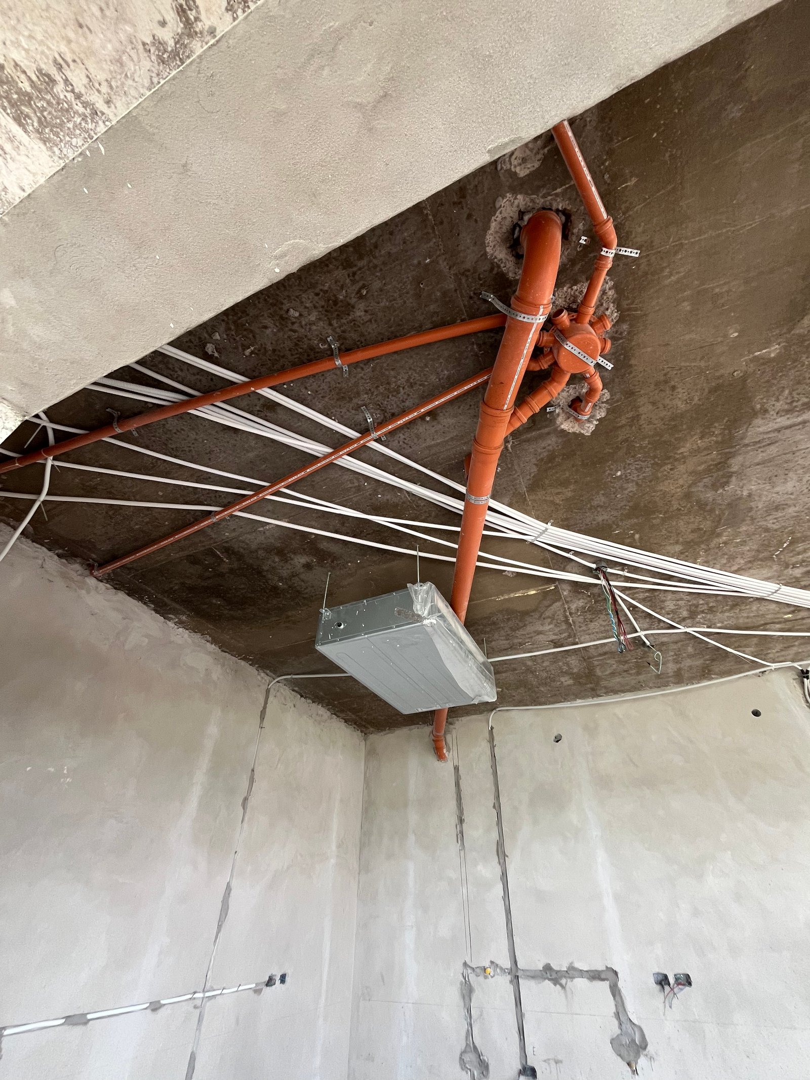 instalação de tubos e cabos em obra — projeto Conductos - Amarras Puertos del Lago, por Climatizacion HD, em Belén de Escobar