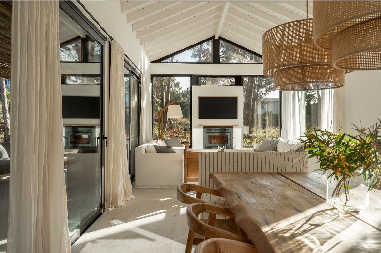 Living comedor moderno con techos altos y vigas expuestas — proyecto PROYECTO LA NEGRA DE CASA ORILLA, por ILVA, en Provincia de Buenos Aires