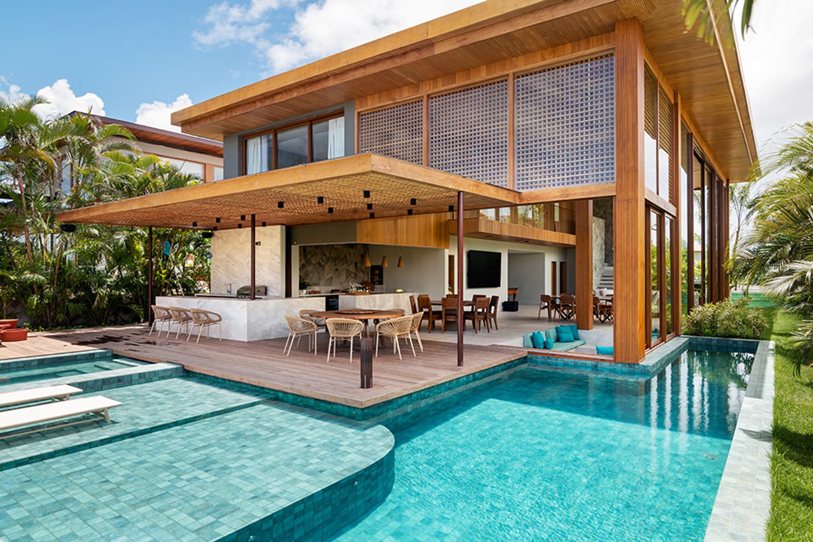 Casa moderna con piscina integrada y techo voladizo — proyecto TB Praia Do Forte, por MUCHTEK, en Praia do Forte