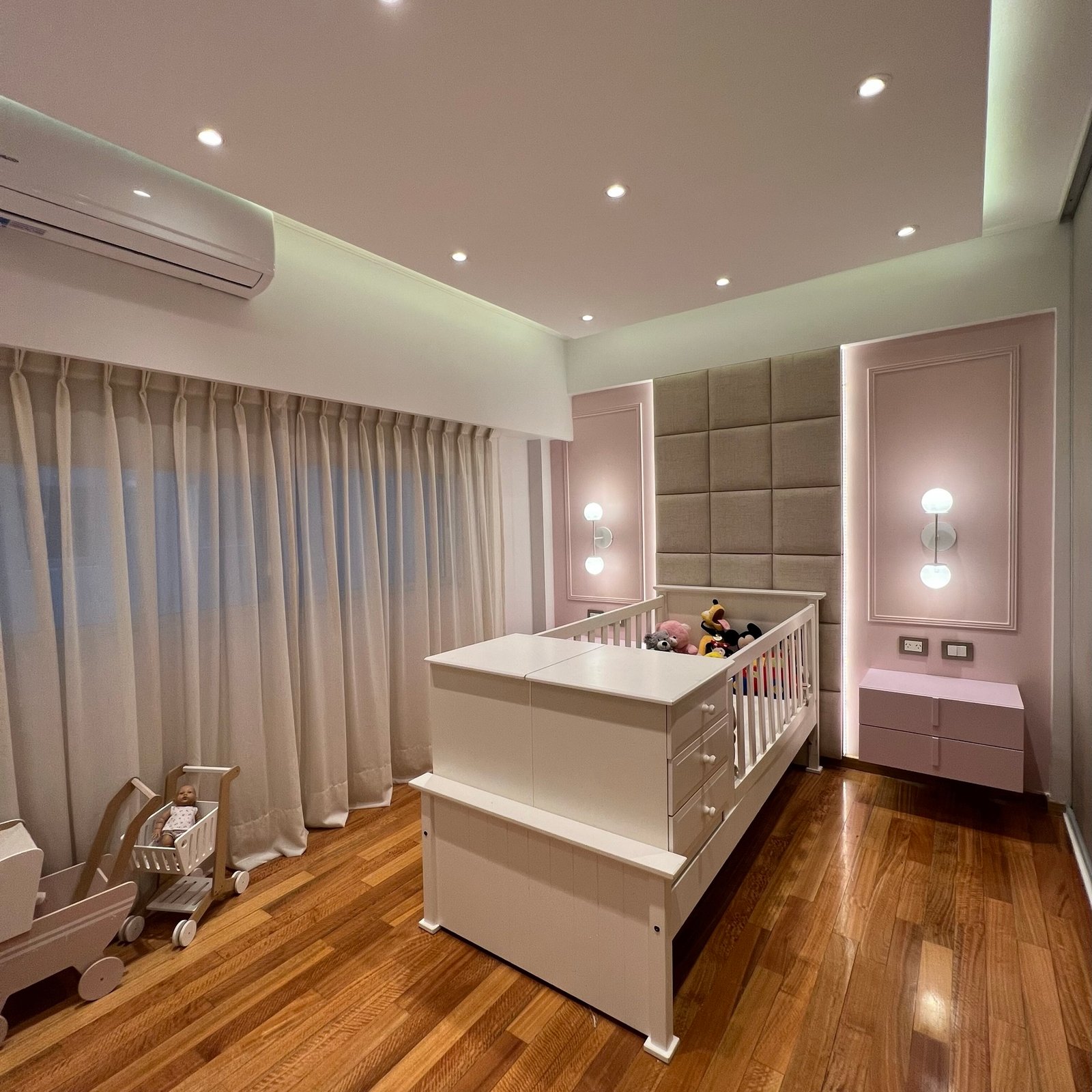 Habitación infantil moderna con cuna, panelado y cortinas — proyecto Cramer II, por MDBK Arquitectura, en Belgrano
