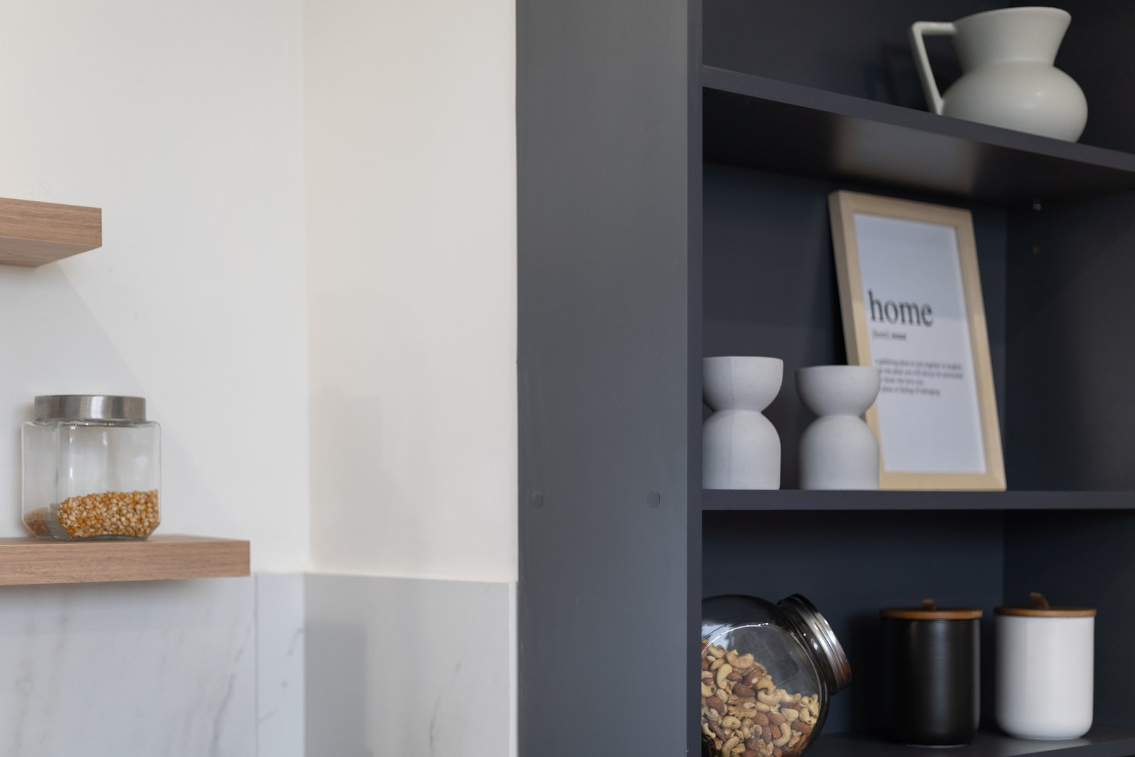 Cocina moderna con estanterías grises y detalles blancos — proyecto Boedo, por Martina Kleinert, en Boedo