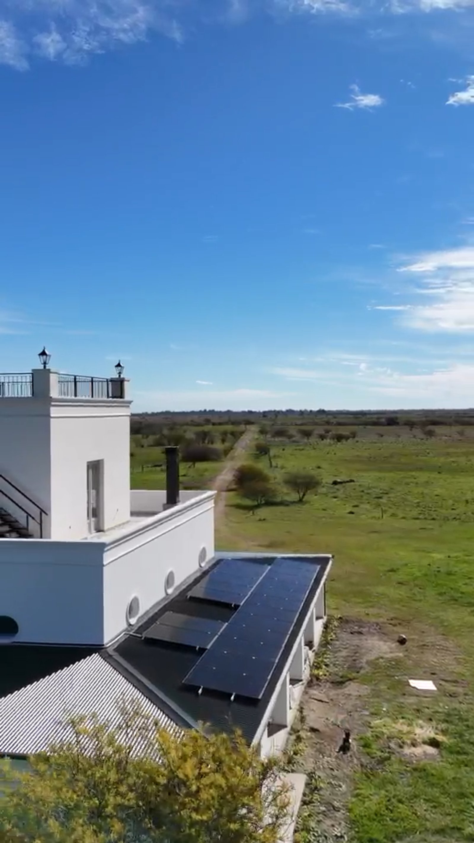 Edifício moderno rural com painéis solares — projeto Estrella del Este, por efergía, em La Plata