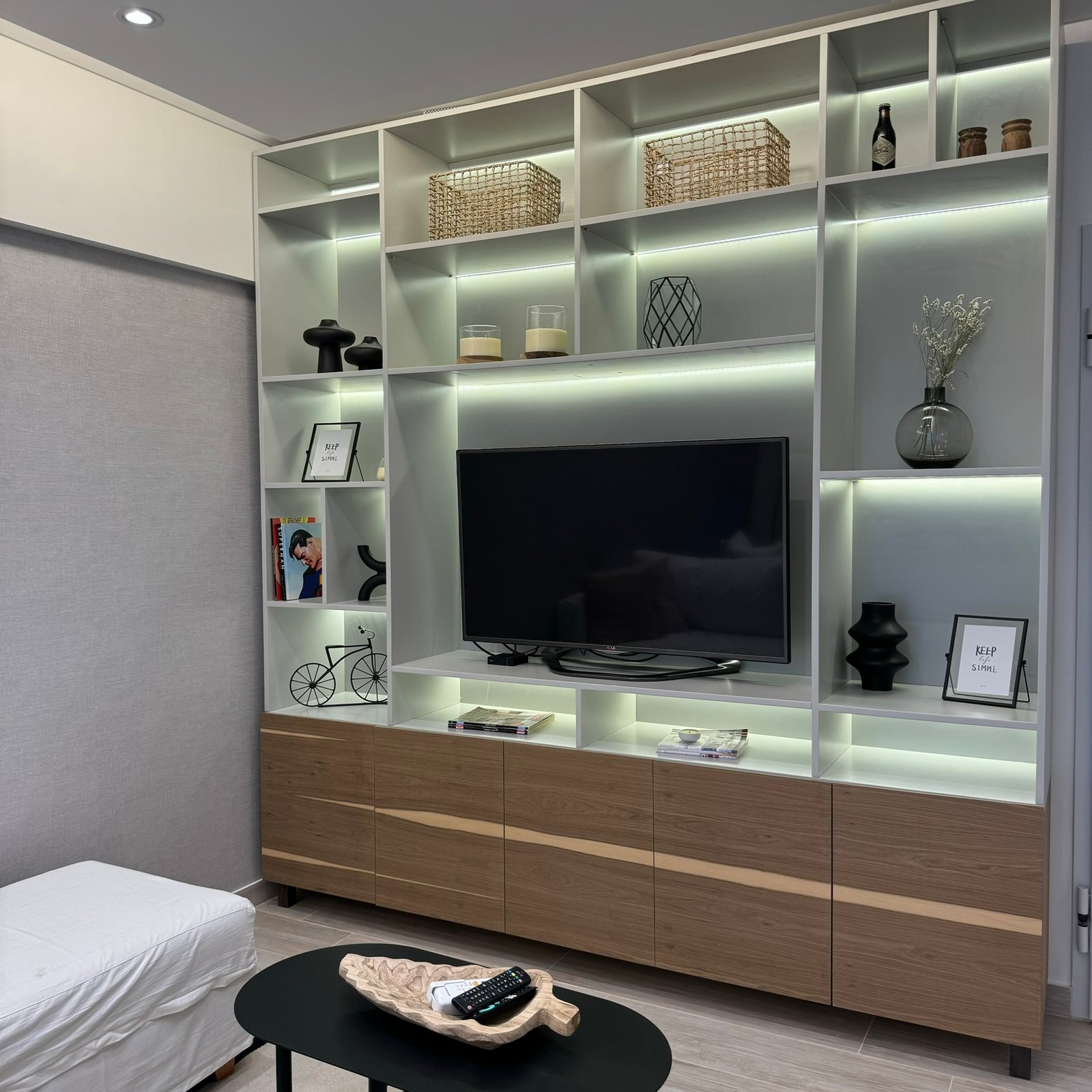 Living moderno con estantería integrada y mueble bajo de madera — proyecto Frias, por MDBK Arquitectura, en Villa Crespo