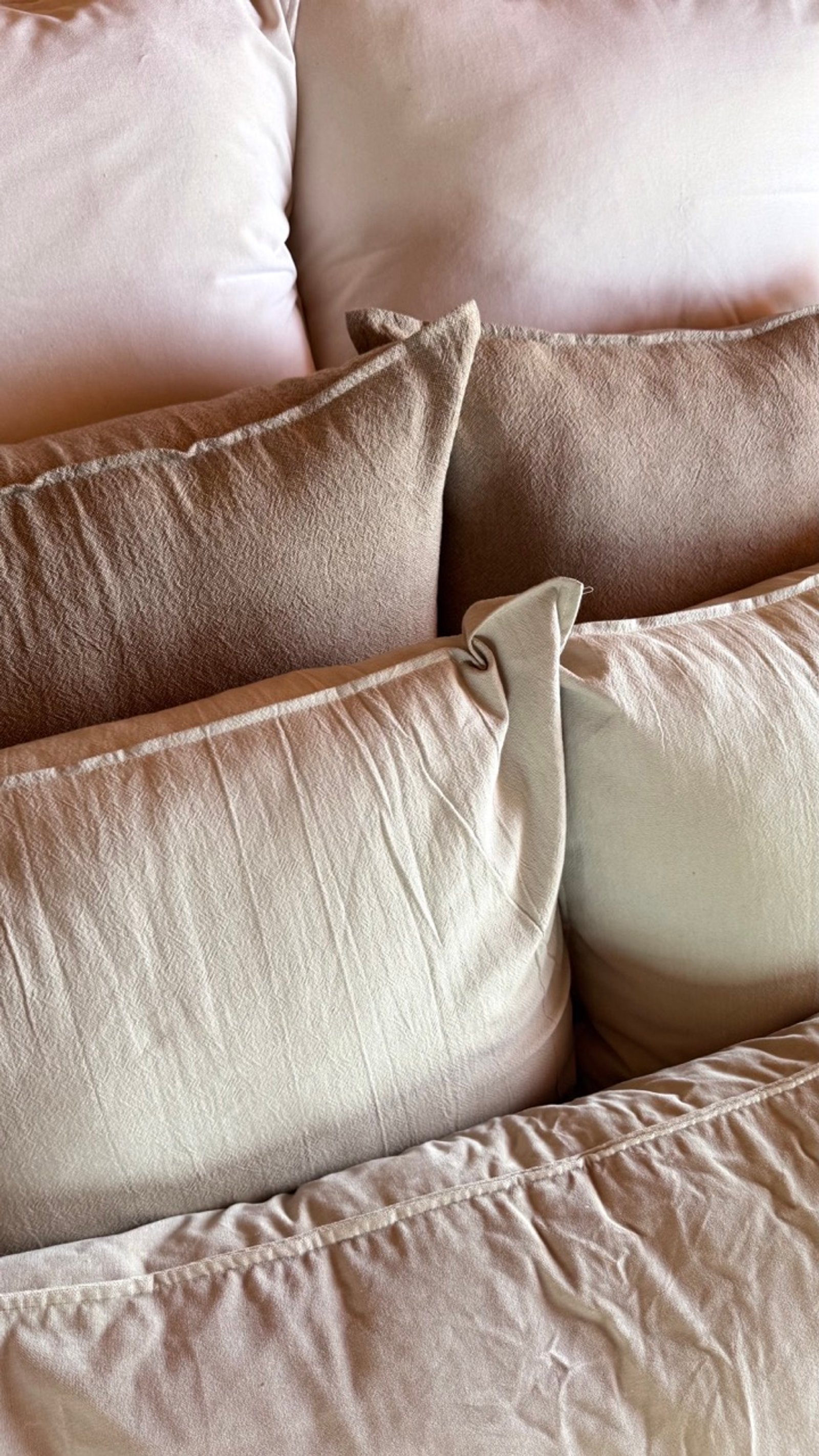cama com almofadas texturizadas e roupa de cama neutra — projeto Refugios textiles. Sets de ropa de cama, por Mara Fuhr, em 11 de Septiembre de 1888