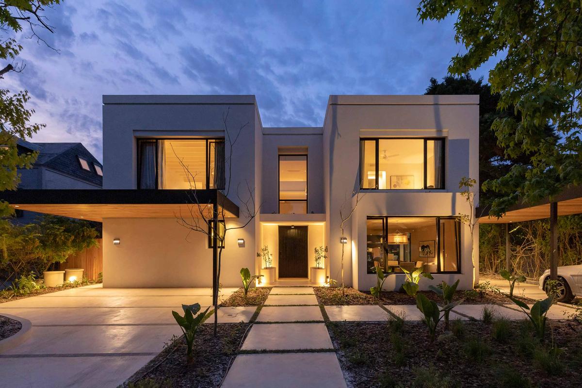 fachada de casa moderna com iluminacao e jardim — projeto Las Marías, por Santiago Cordeyro Arquitectos, em San Isidro