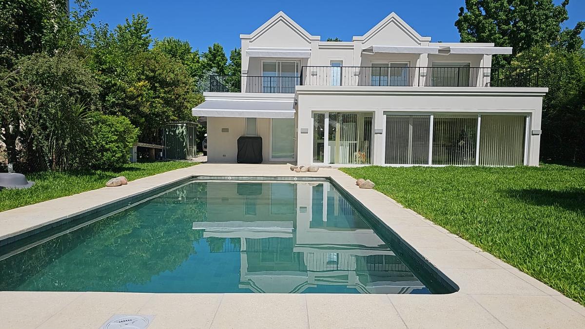 Casa moderna com piscina e jardim exuberante — projeto Reforma V, por de Sautu Di Matteo arquitectos, em Canning