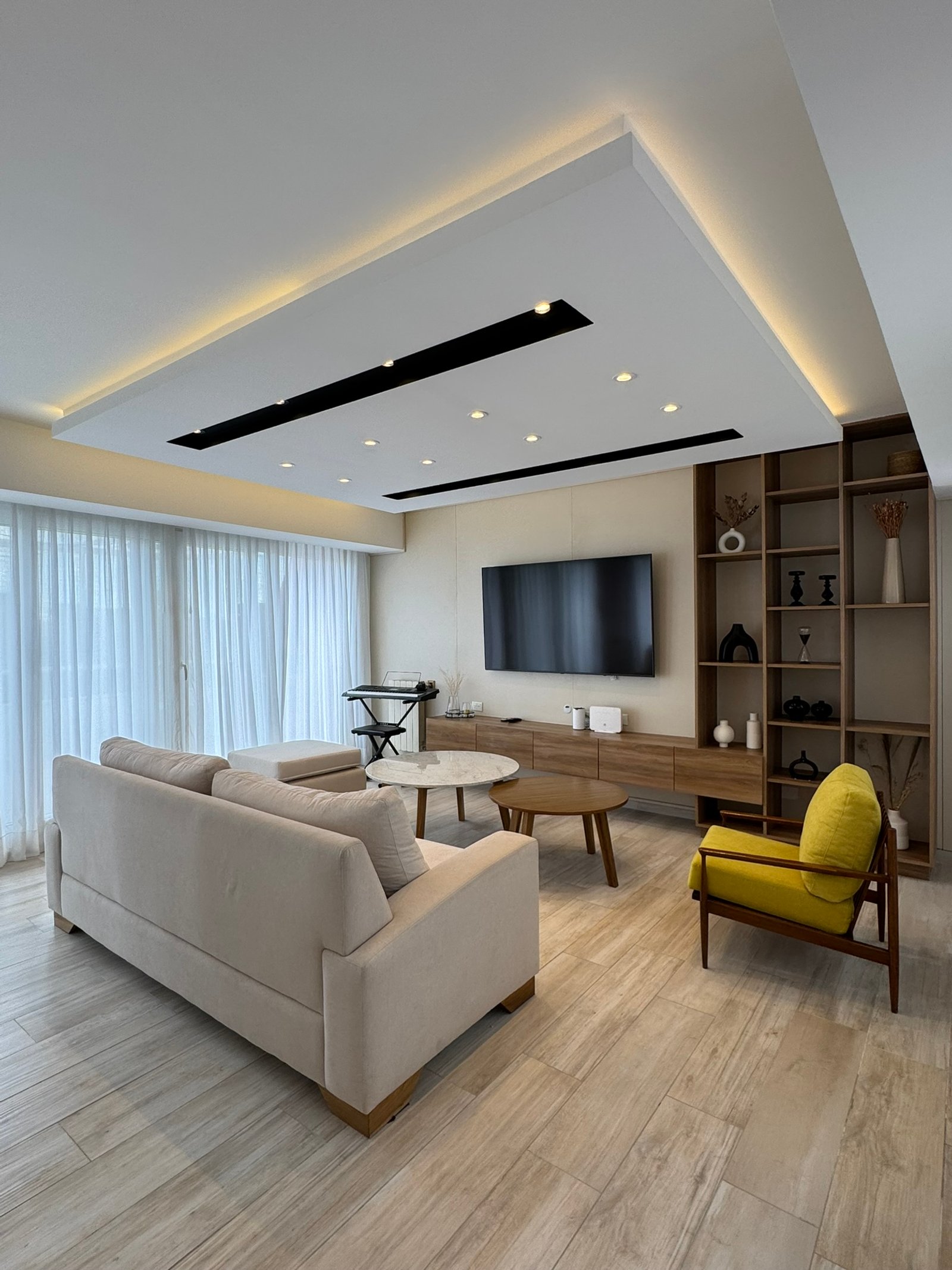 Sala de estar moderna com sofá bege e poltrona amarela — projeto Apolinario, por MDBK Arquitectura, em Villa Crespo
