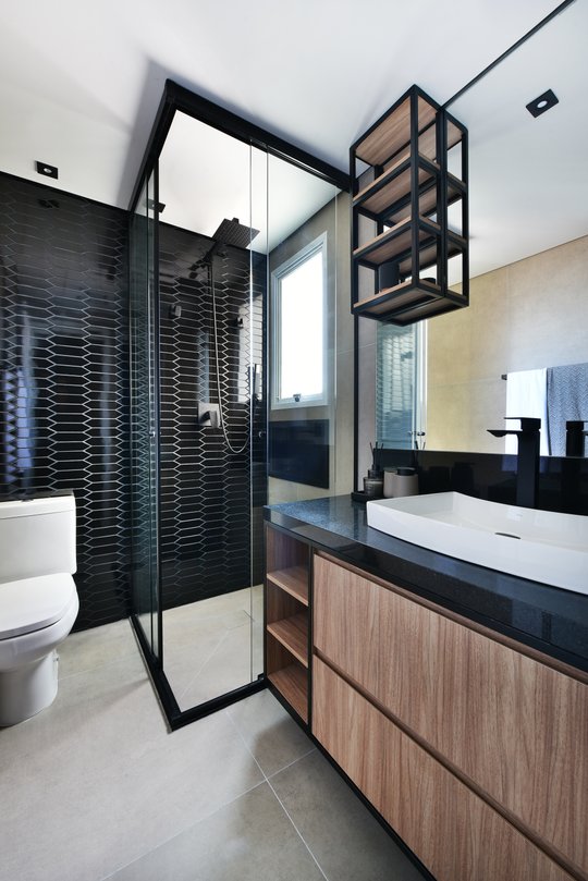 Baño moderno con ducha negra, mesada madera y espejo amplio — proyecto Apartamento DE, por Giovana Ciacco, en Guarulhos