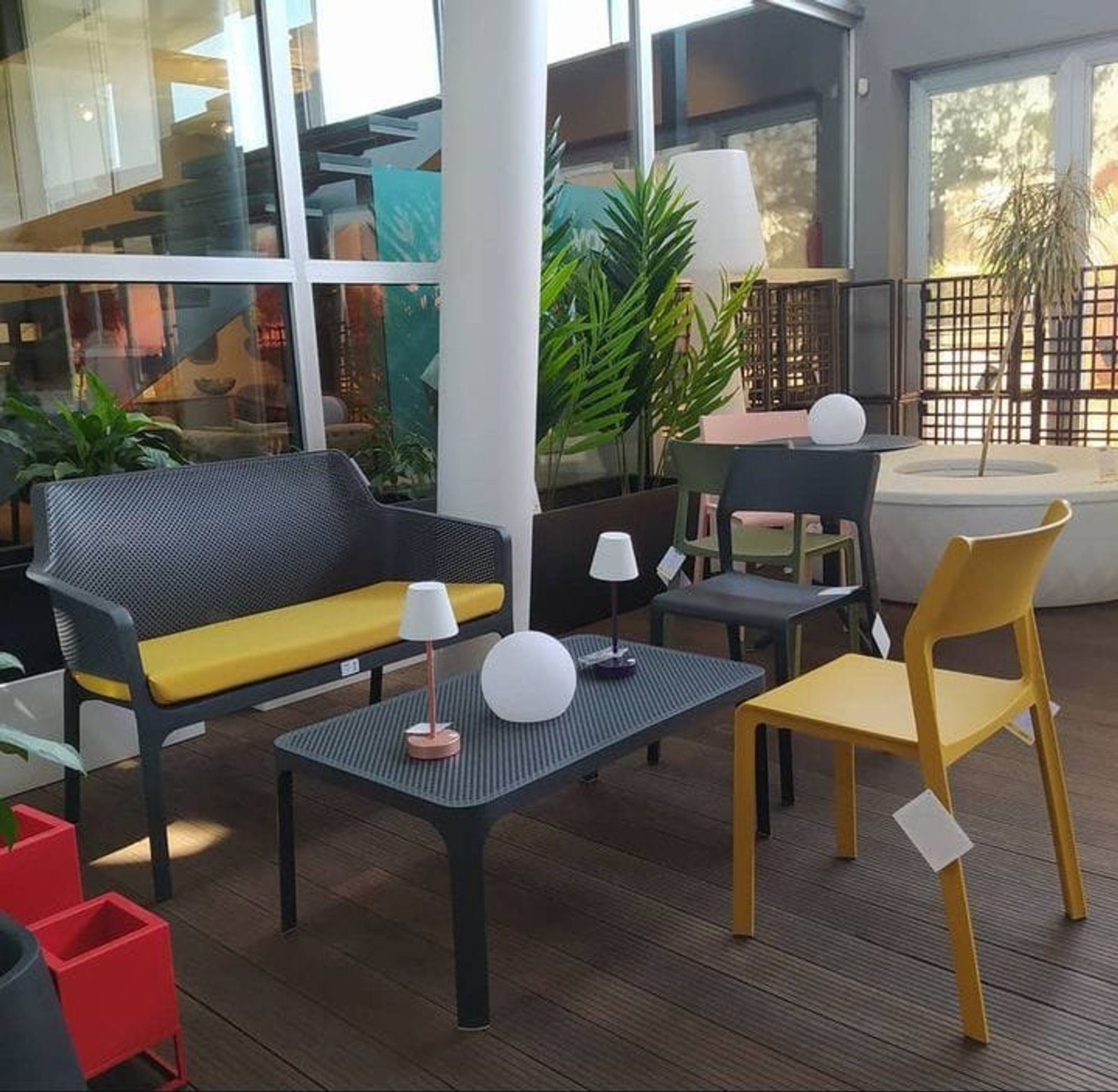 Living moderno con sofá gris y sillas amarillas brillantes — proyecto Living Exterior, por Casa Nuñez