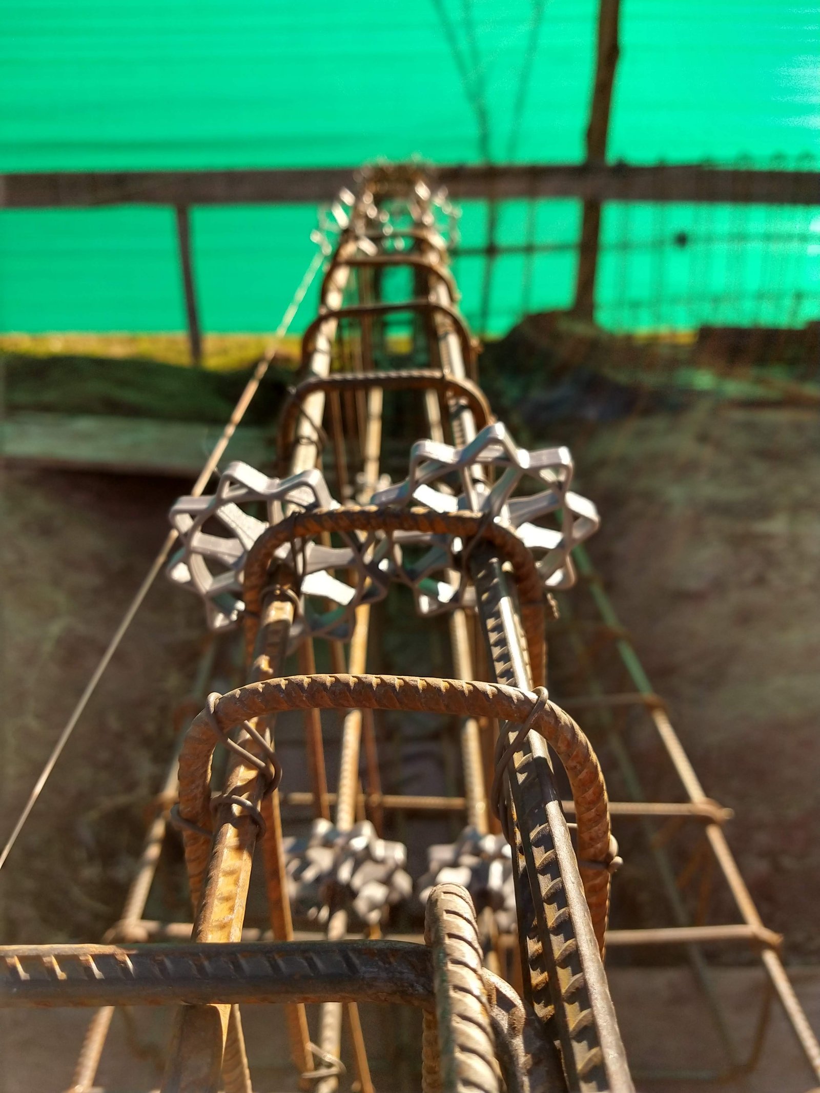 estructura de varillas de metal en construccion — proyecto Proyecto A-F, por TERROC, en Luján de Cuyo