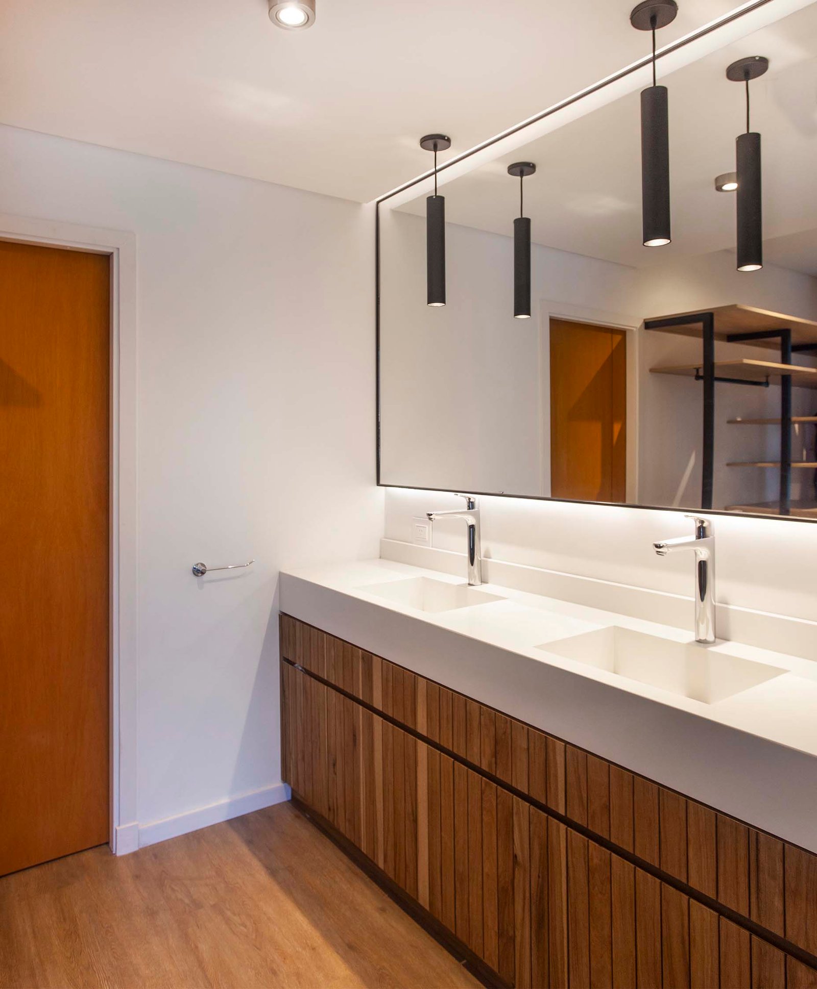 Baño moderno con doble bacha y mueble de madera — proyecto CASA T199, por A'PRIMA - Arquitectura Sustentable, en Los Robles 5901