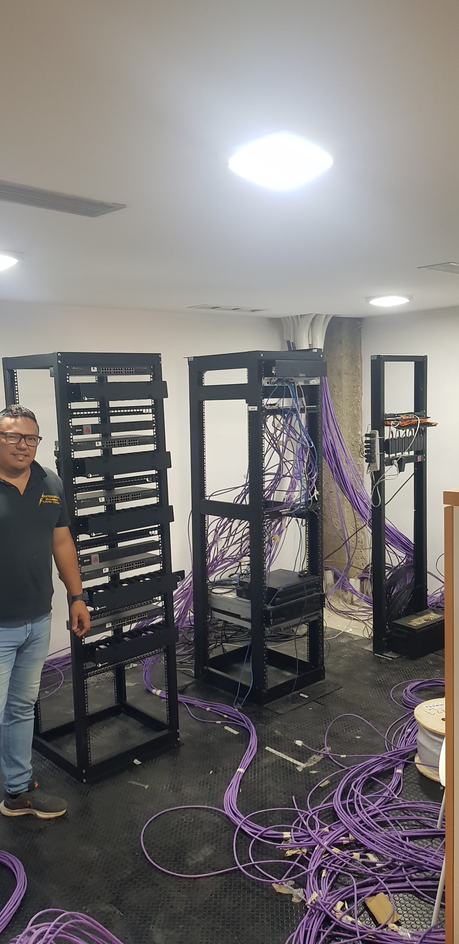 instalación de redes con cables y racks — proyecto Montajes eléctricos en oficinas Comerciales , por Mantenimientos Comerciales Leon , en Buenos Aires