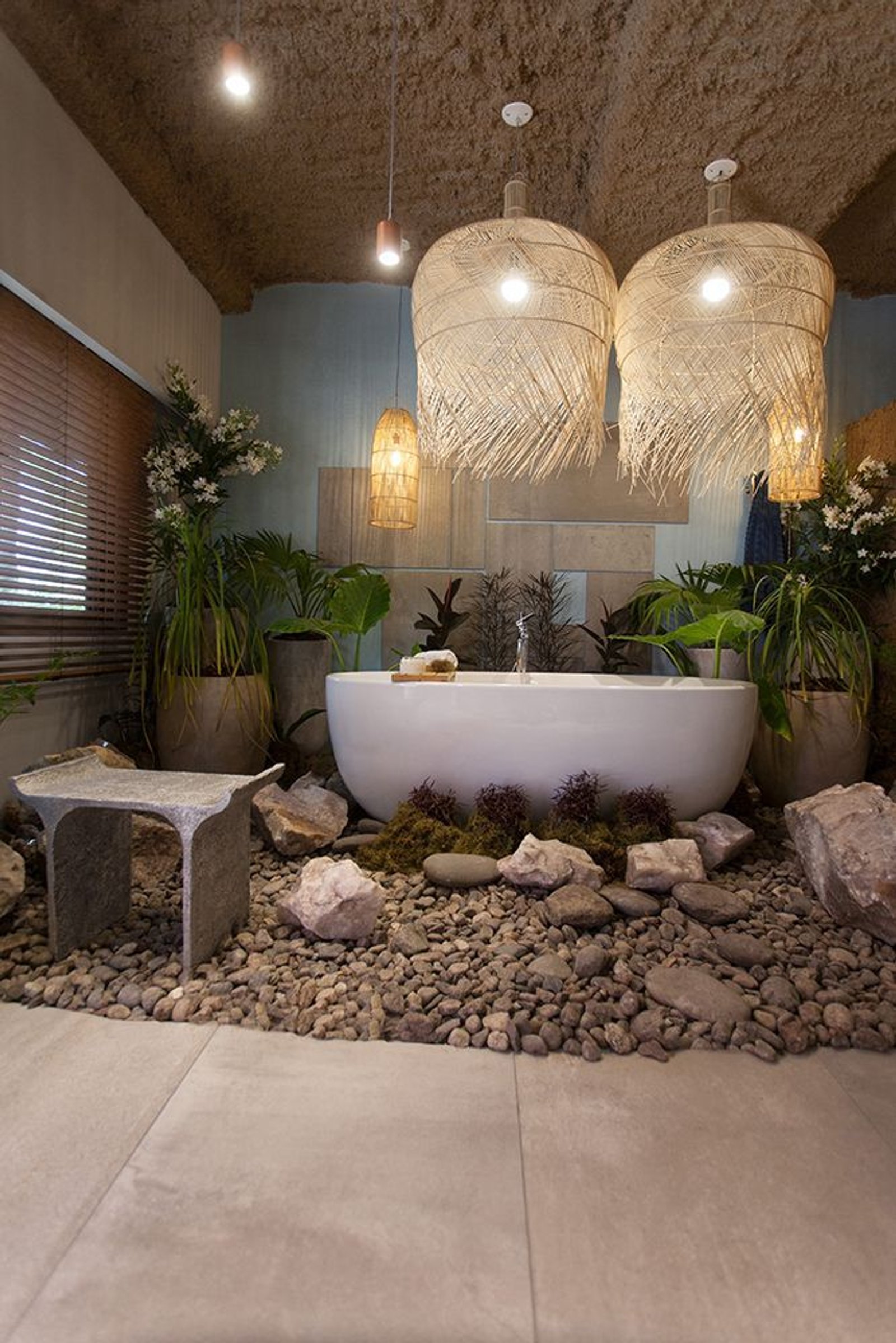 Baño boho rústico con bañera de piedra y luces de mimbre — proyecto Casa Foa Distrito Elcano 2021, por Vite Porcellanato, en Buenos Aires