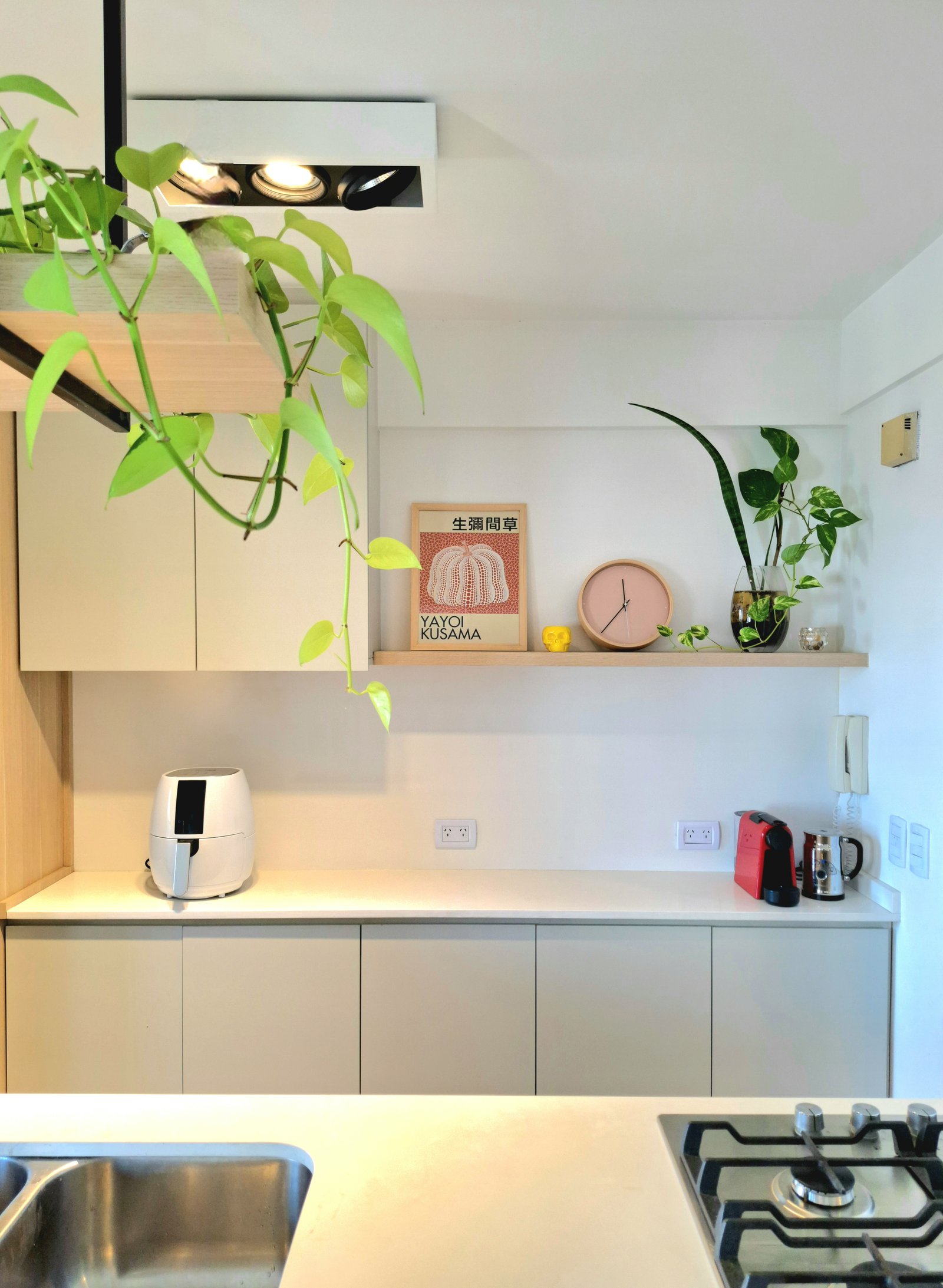 Cocina moderna minimalista con planta colgante y detalles escandinavos — proyecto PROYECTO VICENTE LOPES, por HALESA ESTUDIO, en Vicente López