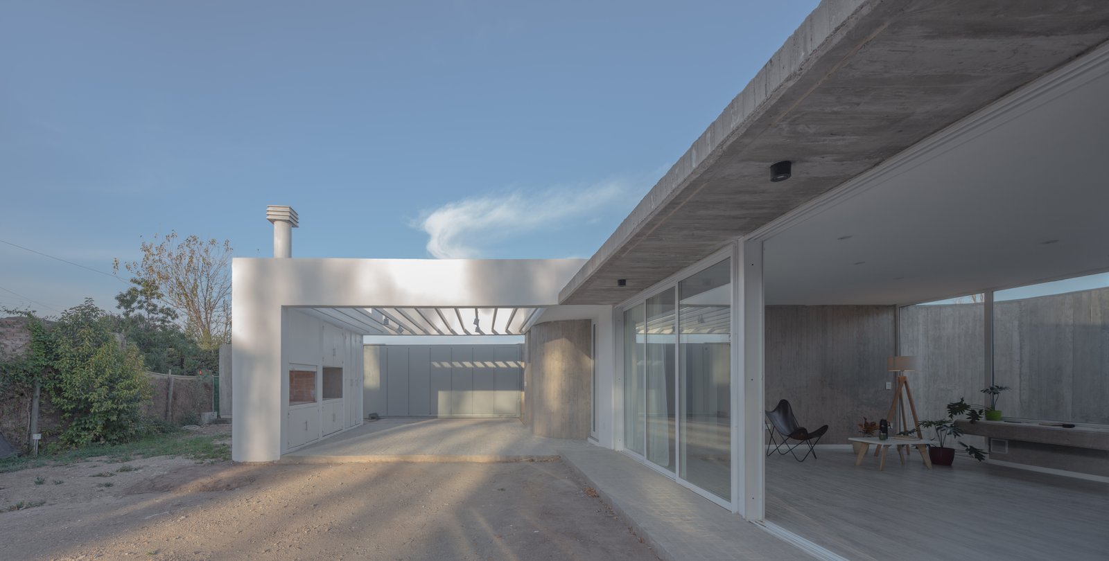 Casa moderna de hormigón y cristal en entorno rural — proyecto Vivienda CCE, por ONA - Oficina Nómada de Arquitectura, en M5505 Chacras de Coria