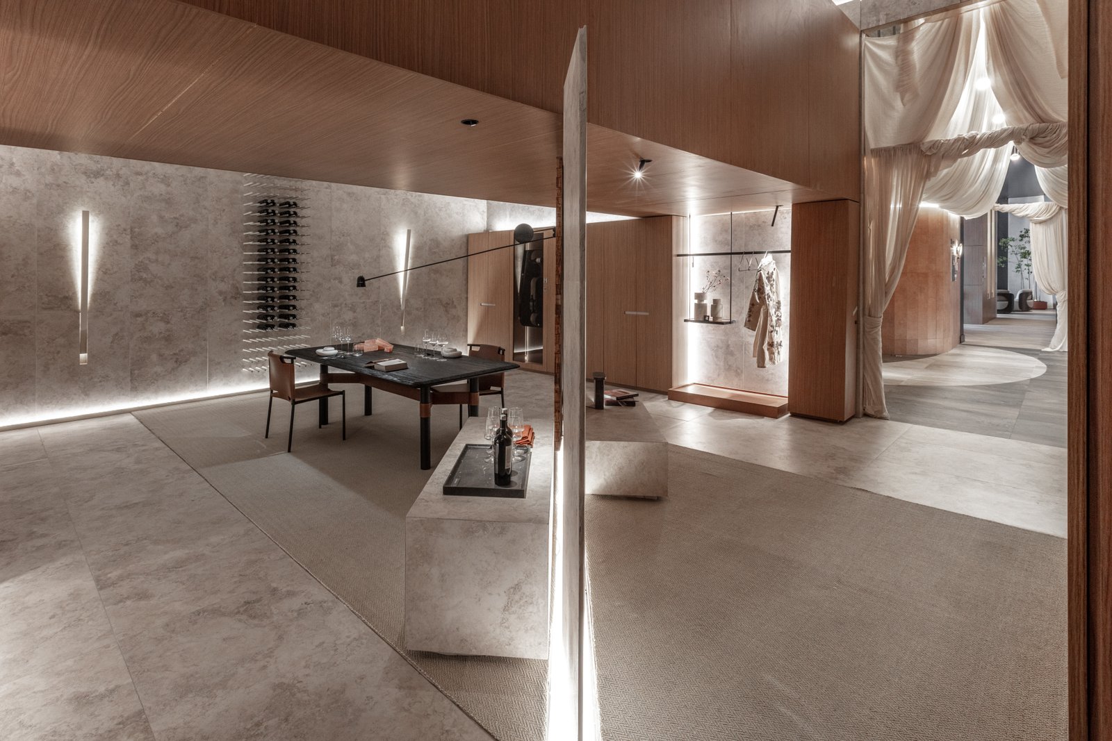 Comedor moderno con pared de piedra y techo de madera — proyecto Casa Foa 2025 | Degustando experiencias | Tasting experiences | Lucia Quinteros, por Ren Studio, en Cdad. Autónoma 