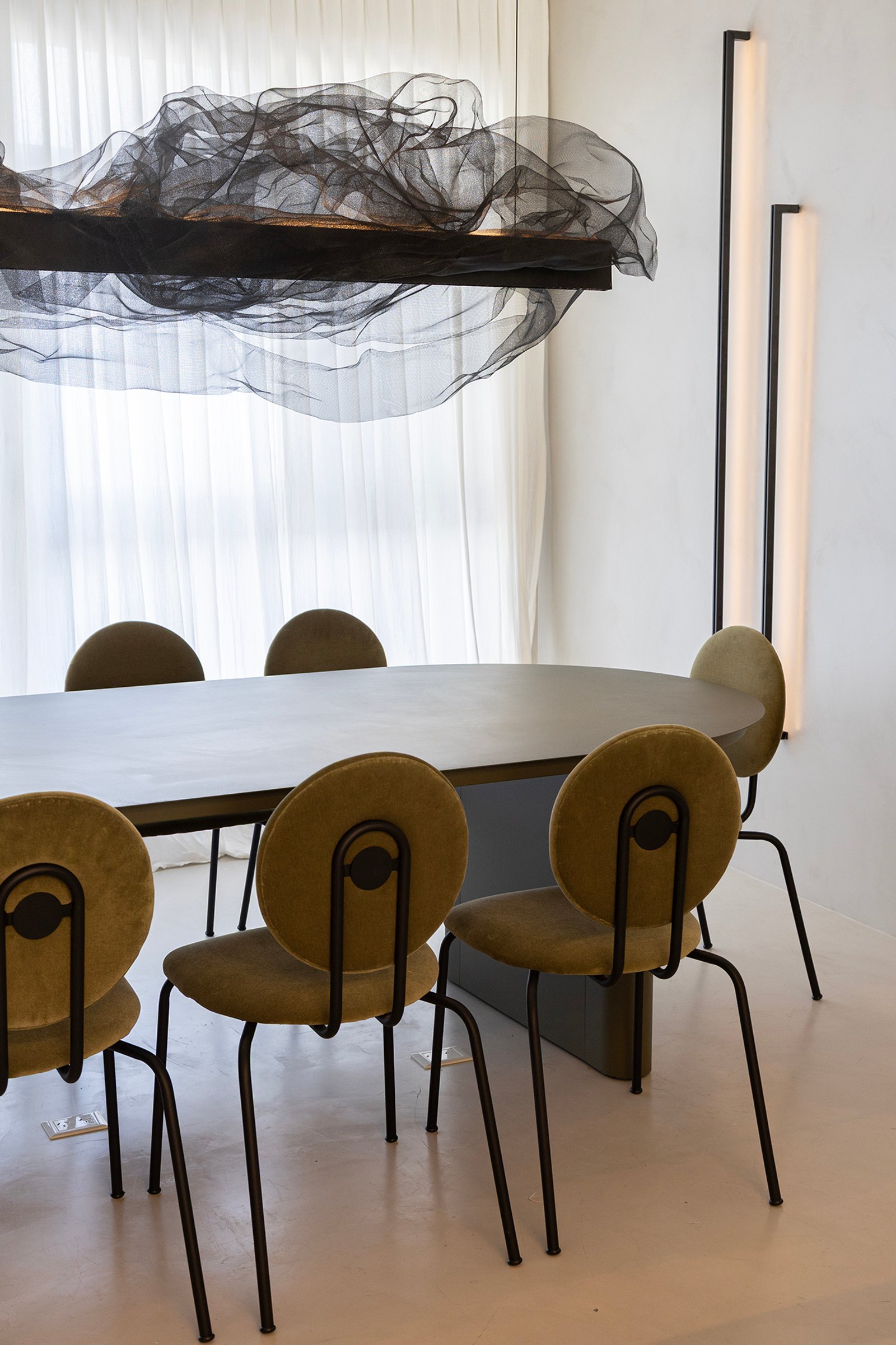 Sala de jantar moderna com mesa redonda de madeira e cadeiras amarelas mostarda — projeto HATSU Núñez - MZV Arquitectura, por Gaby Alfonso, em Buenos Aires