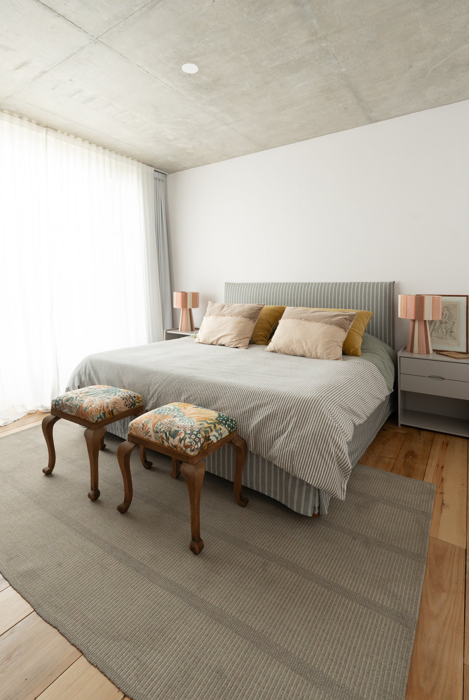 Dormitorio moderno con techo de hormigón expuesto y cama a rayas — proyecto Carpinchos, por LACROZE DESIGN STUDIO, en Nordelta