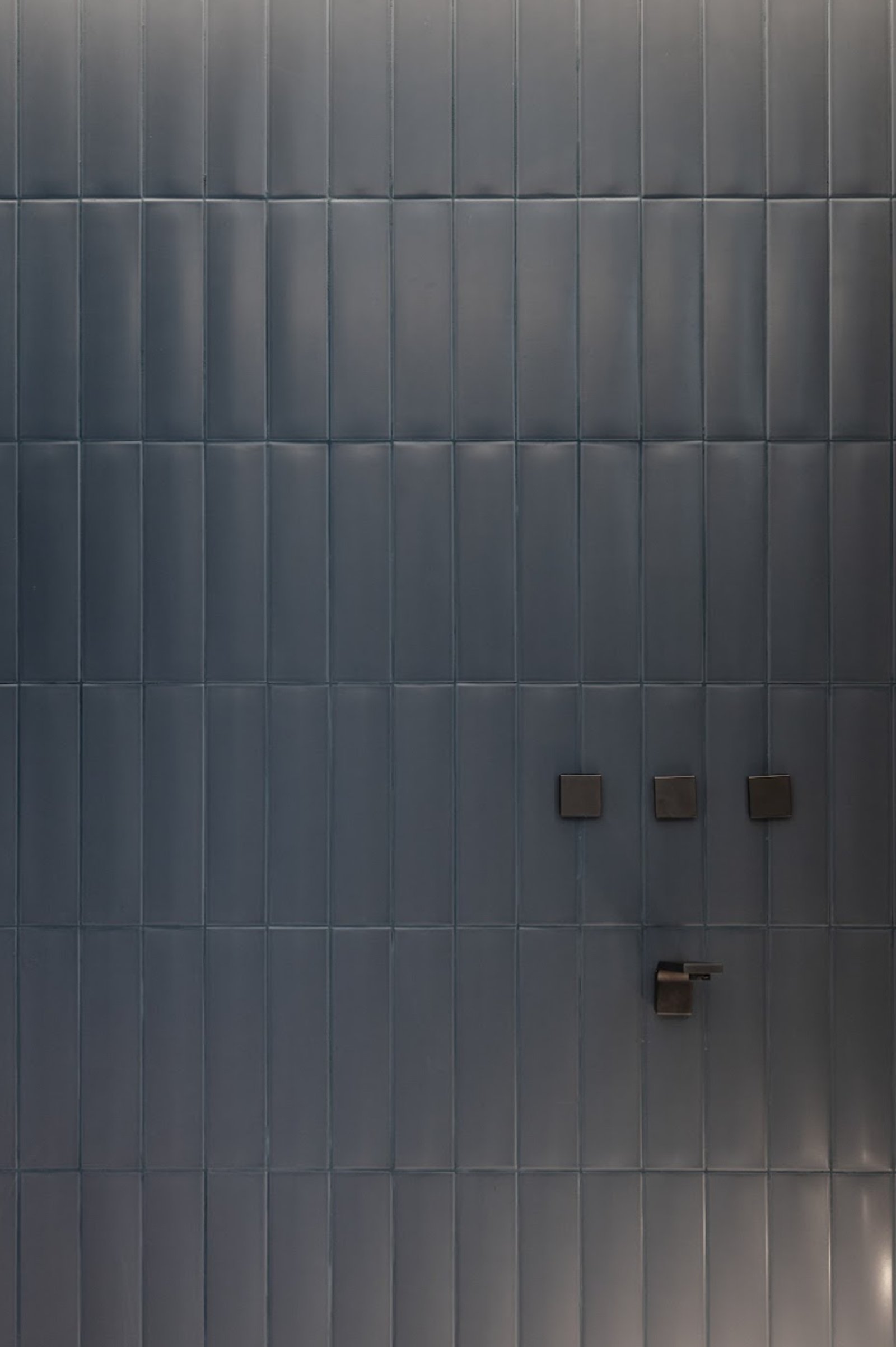 banheiro moderno com revestimento de cerâmica cinza e detalhes pretos — projeto Leti Rocco, por San Lorenzo Design, em Cam. de los Remeros 1585