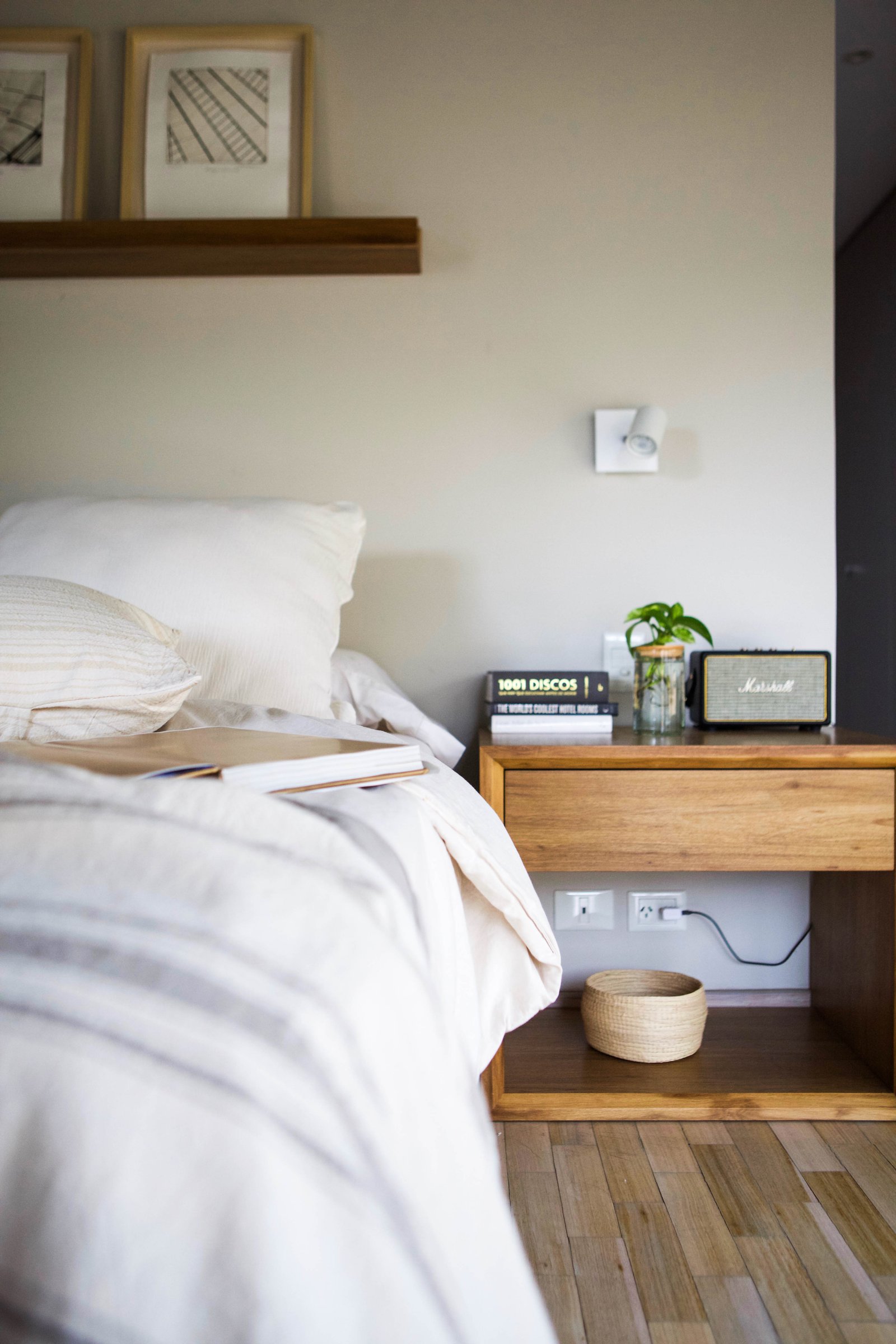 Dormitorio moderno con mesita de noche de madera y parlante Marshall — proyecto Saravia, por LACROZE DESIGN STUDIO, en San Isidro