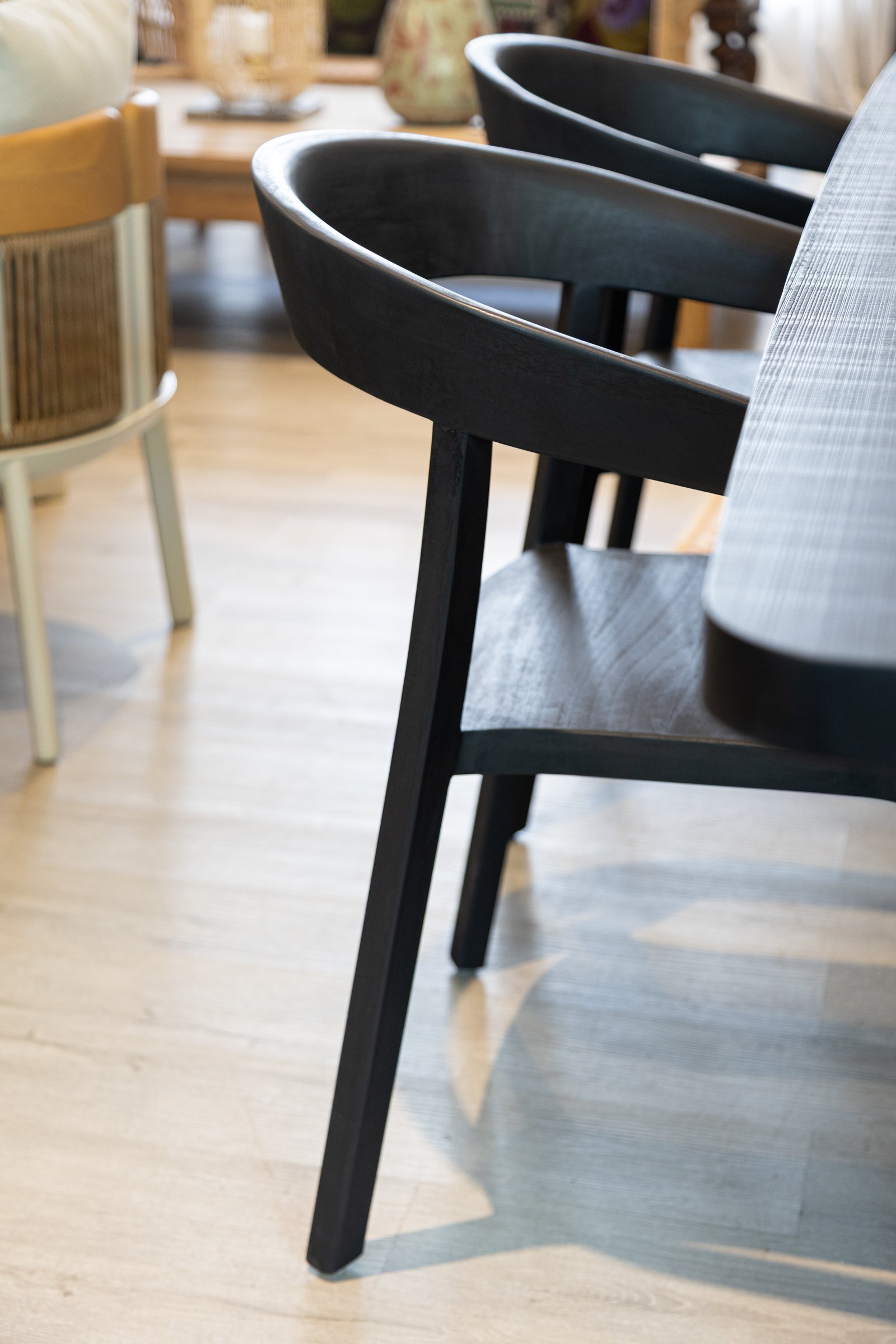 Sillas de comedor modernas con estructura de madera negra y asiento tapizado — proyecto Tendencias en comedores, por DESDE ASIA, en Palermo