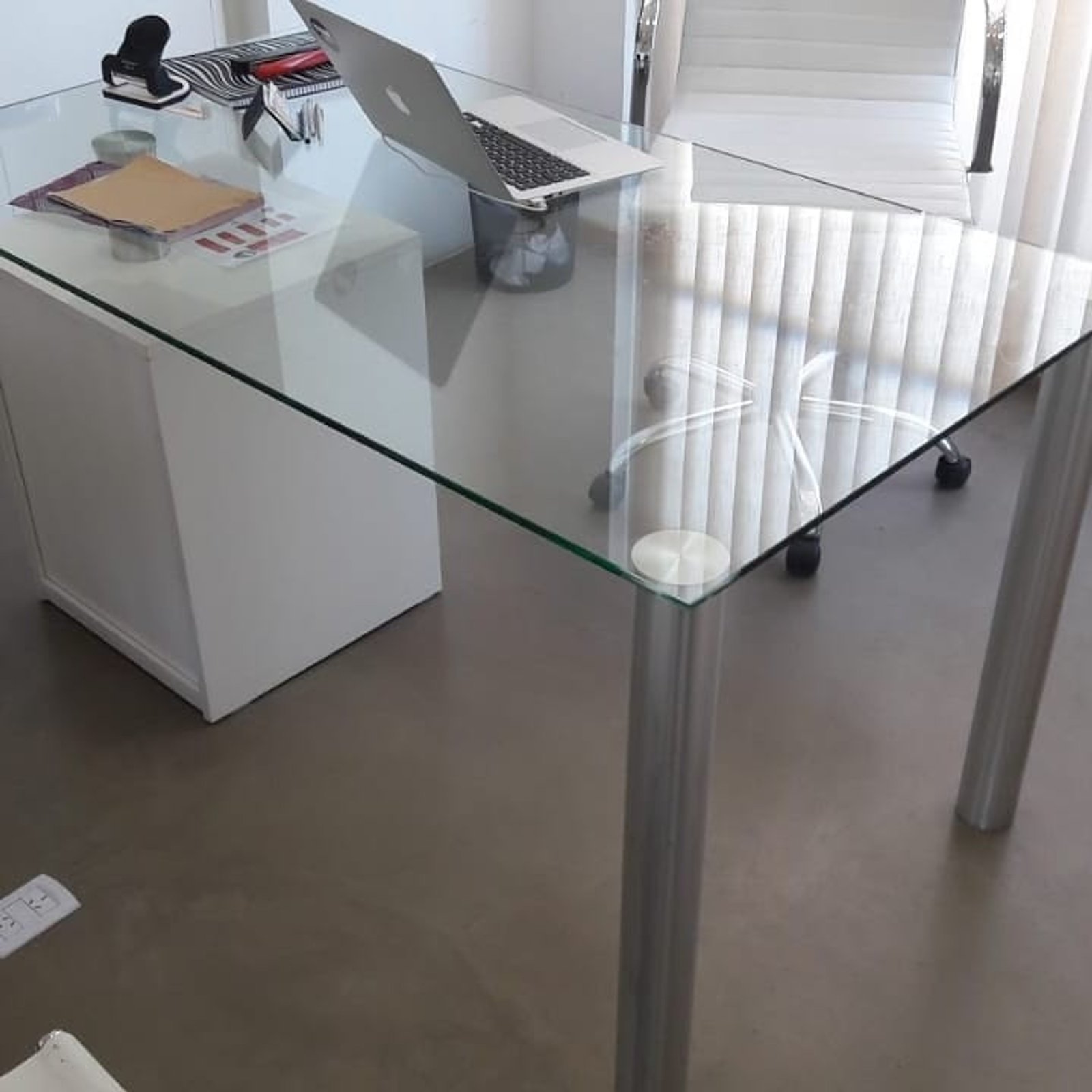 escritório moderno com laptop e cadeira — projeto Escritorios en vidrio, por Cristalcenter, em Caballito