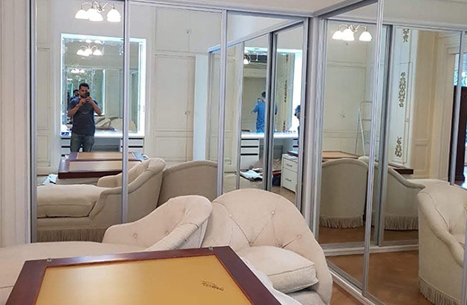 corredor com portas espelhadas e poltronas — projeto Frente placard Crisarte Cover Espejo, por Cristalcenter, em Buenos Aires