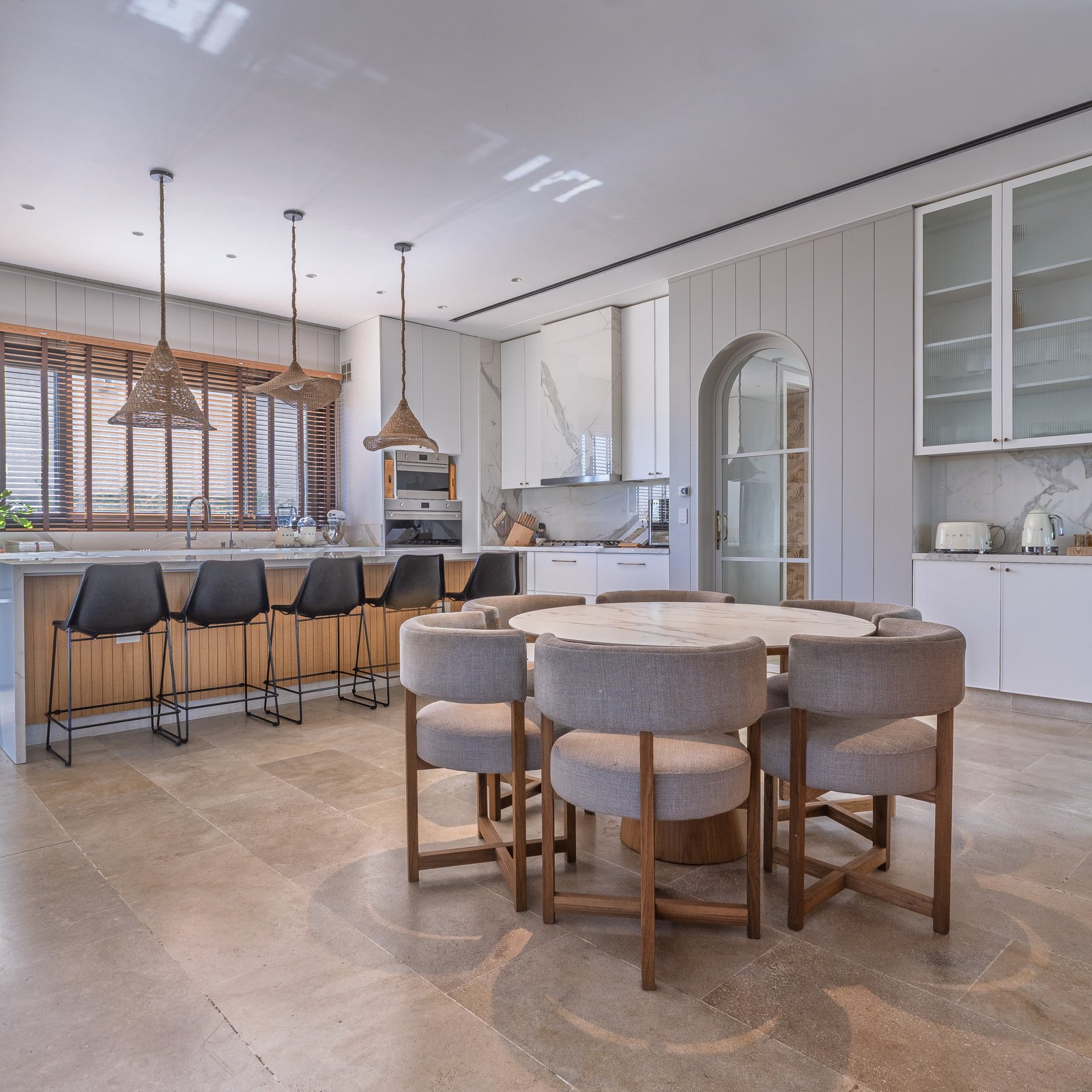 Cocina moderna de planta abierta con comedor y barra — proyecto PilarA - Estudio Pacifica, por ABEJA CONCEPT, en Pilar