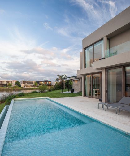 Casa moderna con piscina y patio de concreto blanco — proyecto CASA M40, por A'PRIMA - Arquitectura Sustentable, en Unnamed Road