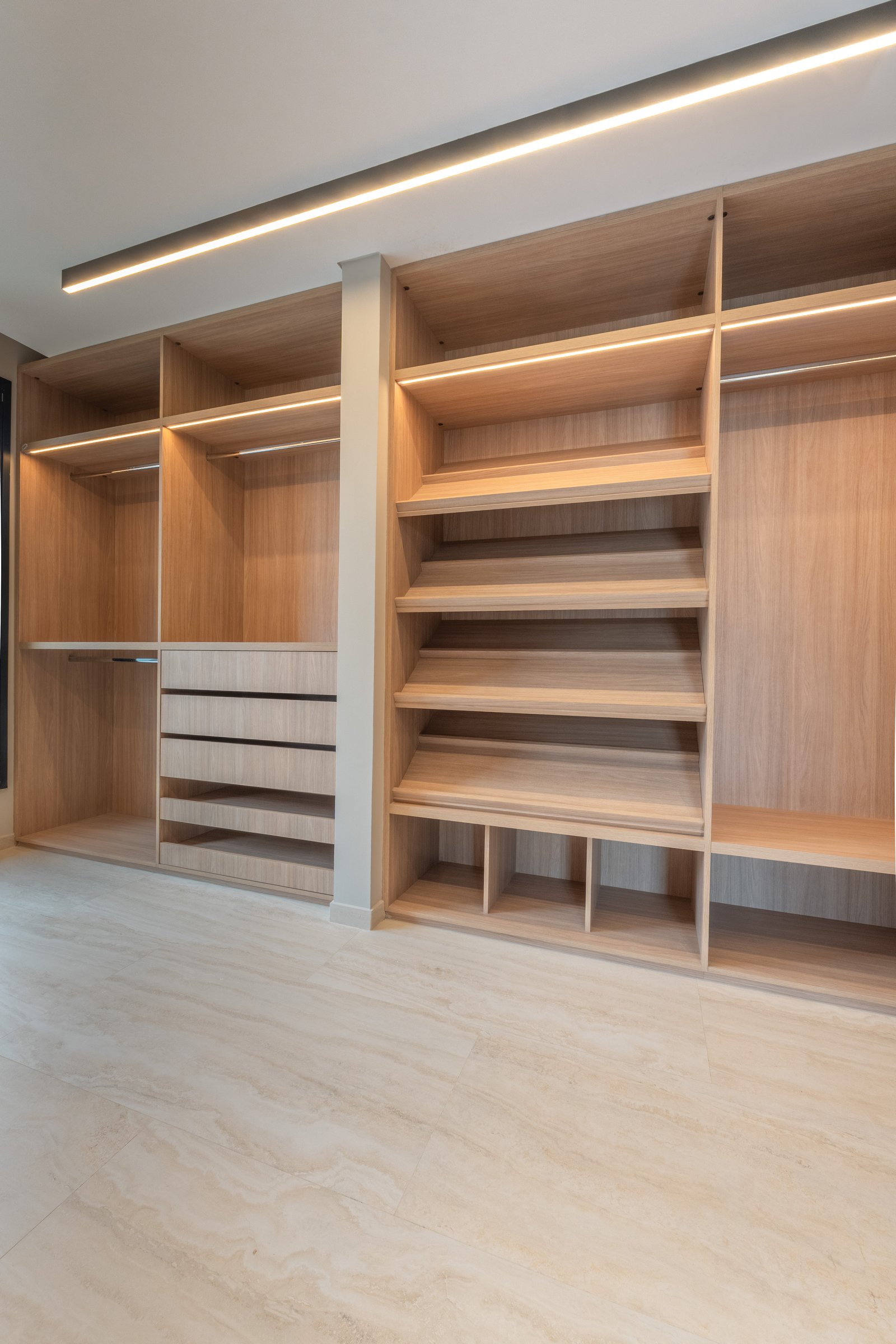 Vestidor moderno con estanterías y cajones de madera clara — proyecto Yacht - Estudio CCWay, por ABEJA CONCEPT, en Av. de la Ribera 560