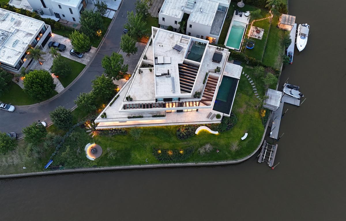 Casa triangular moderna com piscina infinita à beira-mar — projeto Casa Porsche, por Remy Arquitectos, em Buenos Aires