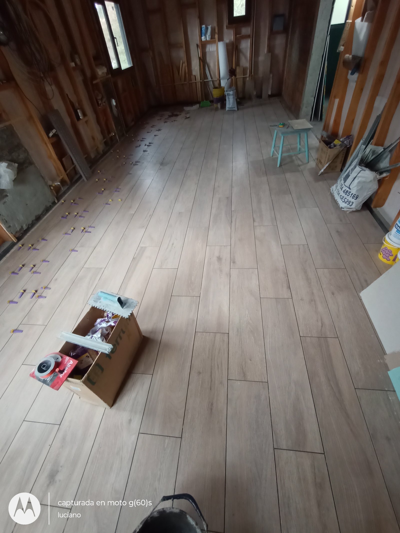 interior de construcción con paredes inclinadas de madera — proyecto Obra Jauretche , por LP reformas y refacciones , en Melipal