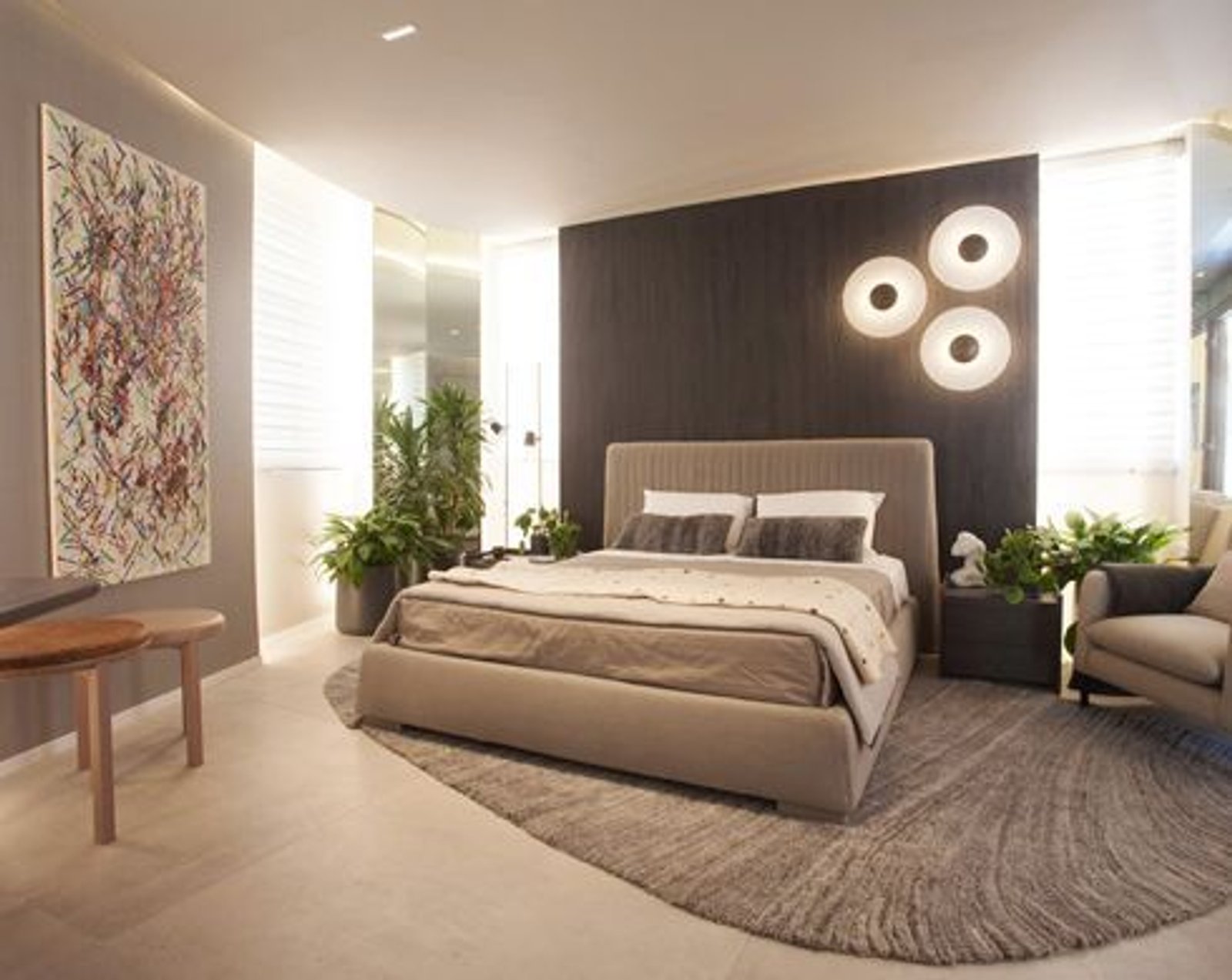 dormitorio moderno con obra de arte abstracto y revestimiento de madera — proyecto Casa Foa Retiro 2022, por Vite Porcellanato, en Buenos Aires