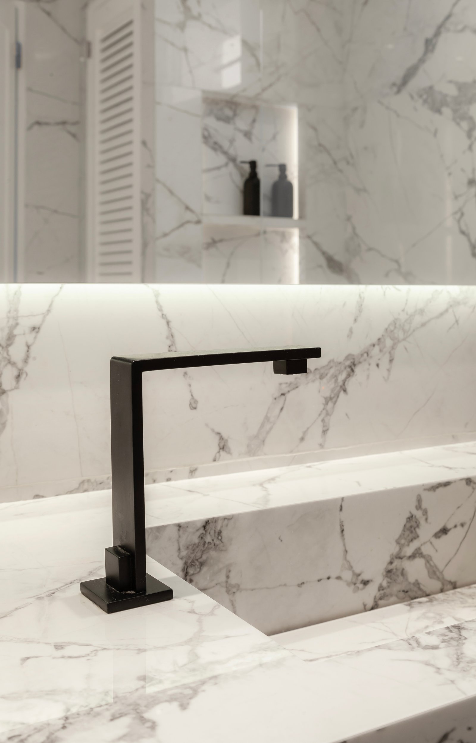 Baño moderno con grifería negra y mármol — proyecto Alvear | Redefining luxury, por Ren Studio, en Recoleta