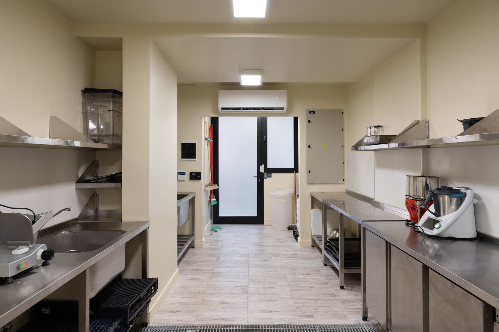 cozinha industrial de aço inoxidável com prateleiras abertas — projeto KALYS PIZZA, por AB ARQUITECTURA, em Núñez
