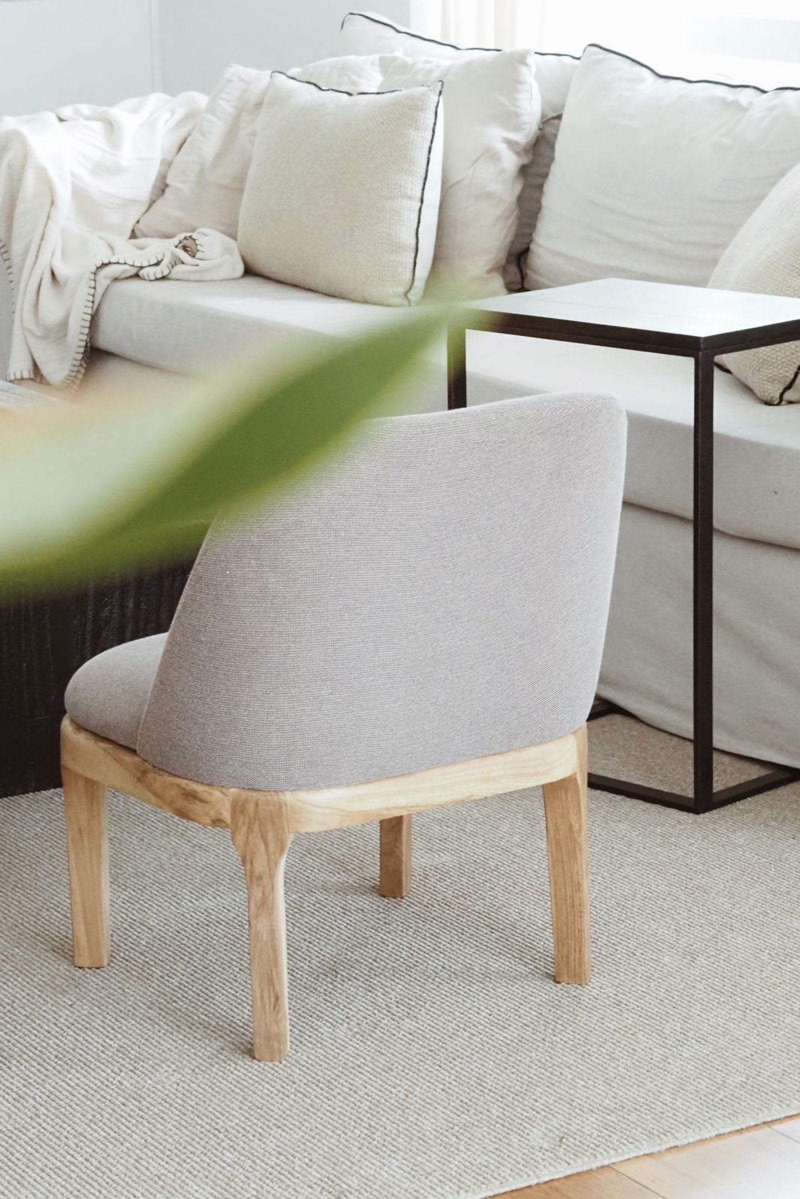 Sillón gris minimalista con sofá blanco y mesa auxiliar — proyecto RIO, por APATHEIA, en Provincia de Buenos Aires