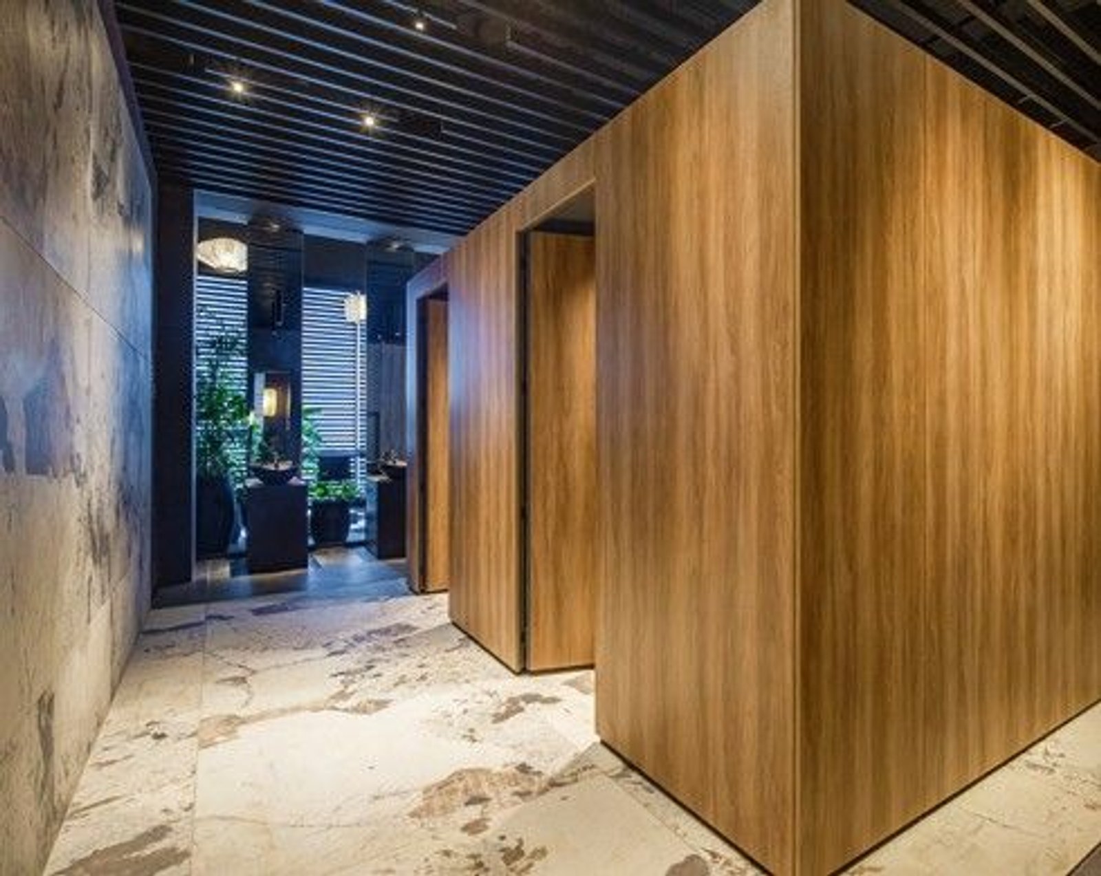 Pasillo moderno con revestimiento de madera y piso de mármol — proyecto Casa Foa Edificio del Plata, por Vite Porcellanato, en Buenos Aires