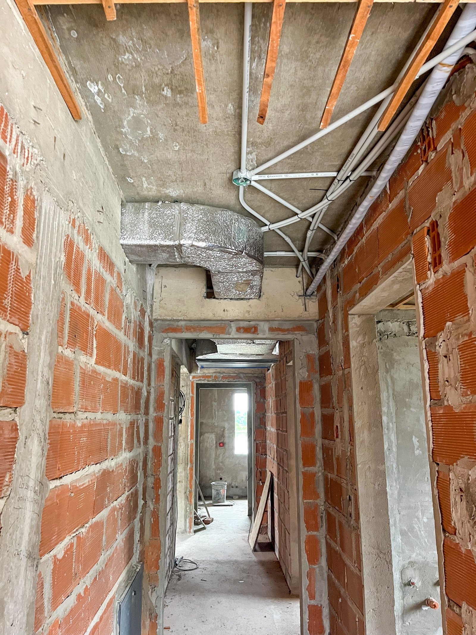 pasillo en construcción, paredes de ladrillo visto — proyecto Obra VRV Terravista, por Climatizacion HD, en Av. Gaona
