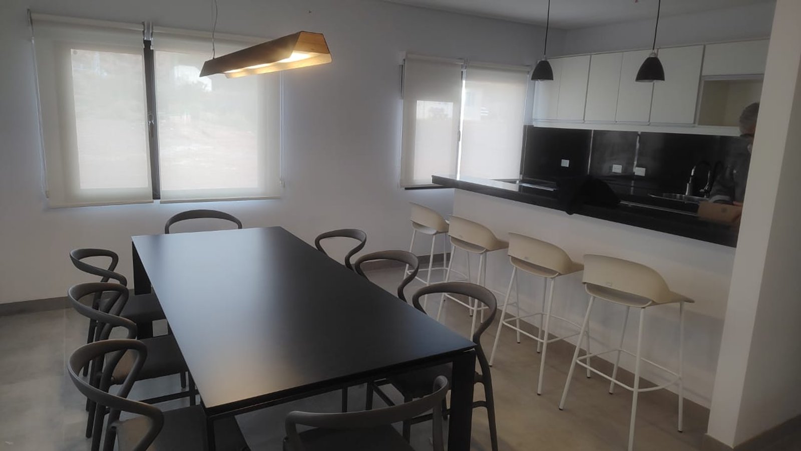 Comedor moderno con isla de cocina y mucha luz — proyecto OBRAS EN YACIMIENTO CVX, por Arquitecto Germán Müller, en Neuquén