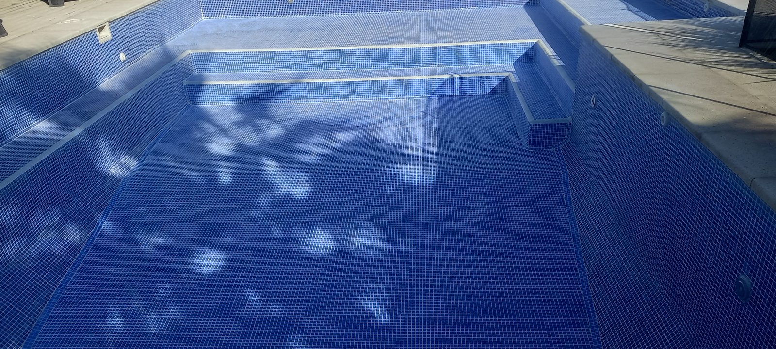 piscina de obra con mosaico azul — proyecto Piscina, por Piscinas omar, en Bella Vista