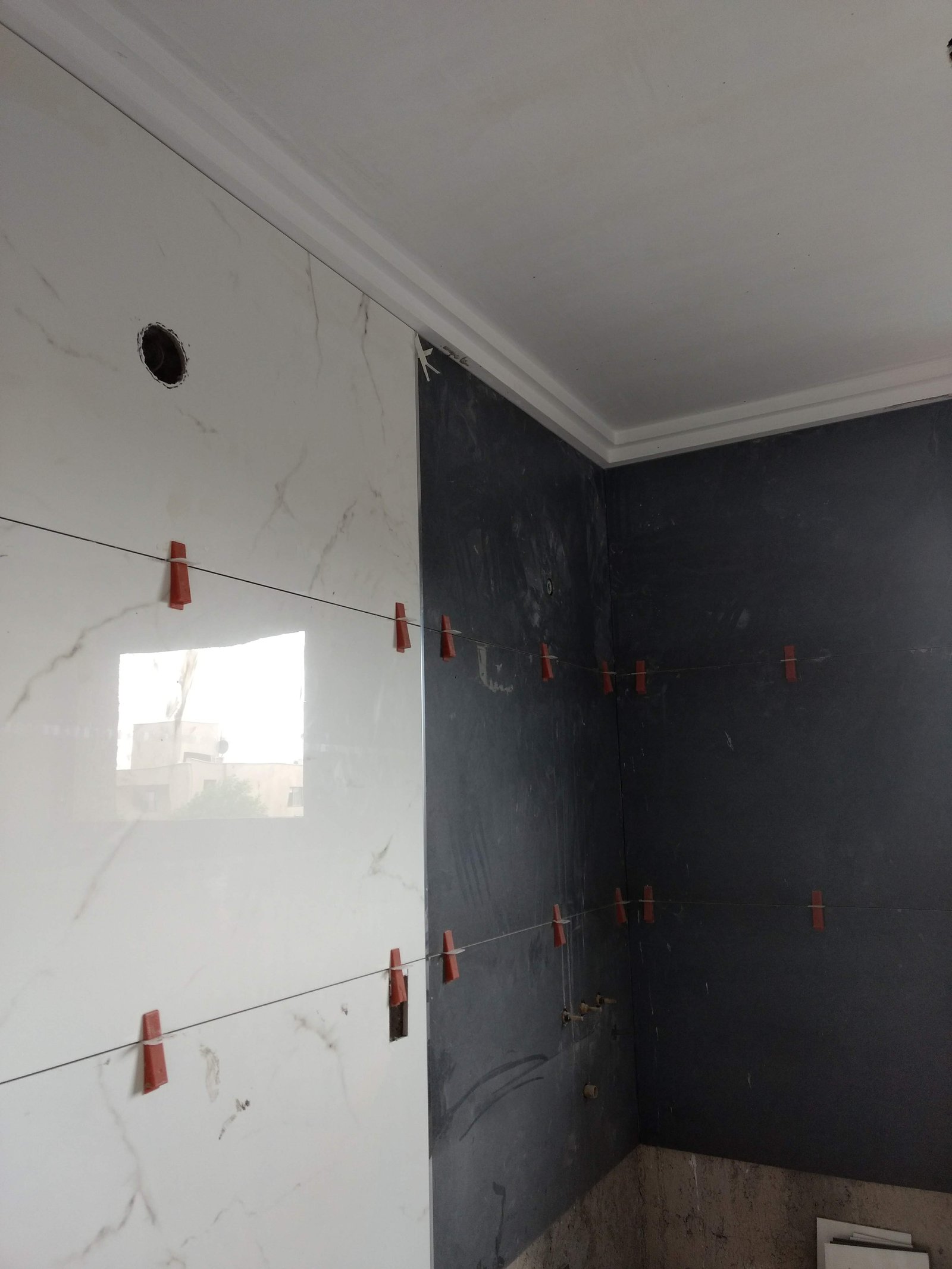 paredes con azulejos blancos y grises, moldura decorativa — proyecto Proyecto G, por TERROC, en Maipú