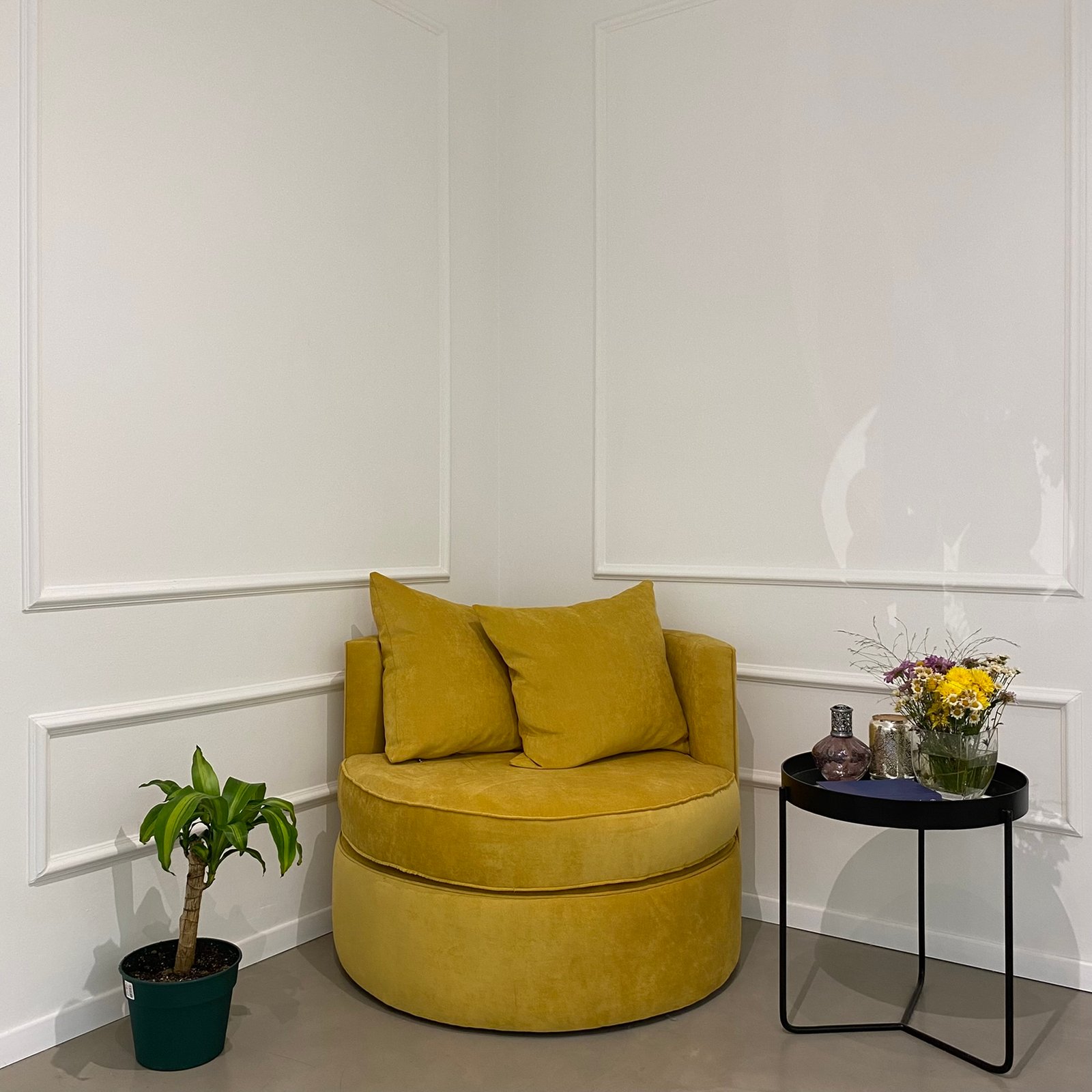 Living moderno con sillón curvo amarillo y mesa lateral negra — proyecto Factory, por MDBK Arquitectura, en Palermo