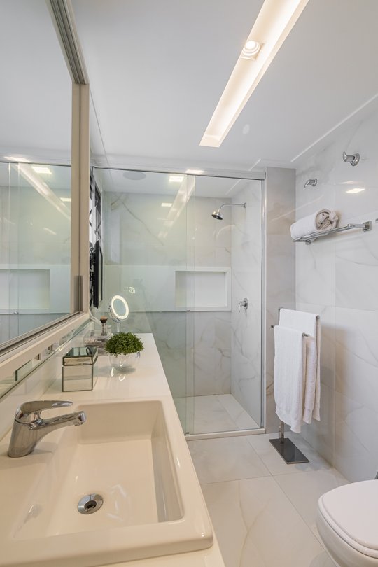 Baño moderno minimalista con ducha vidriada y mesada de mármol — proyecto Projeto 1, por Studiok