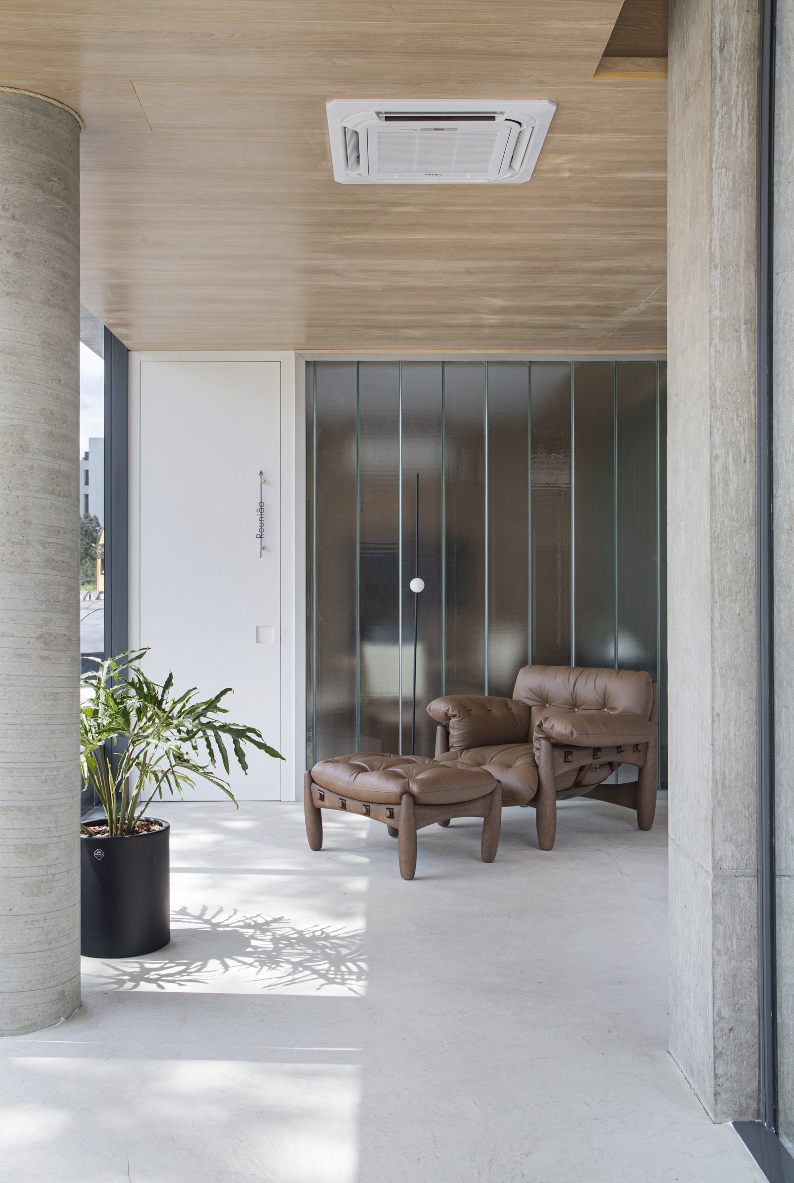Hall com cor predominante Bege do Projeto Stand Age 360 por GabrielaCasagrande Arquitetura