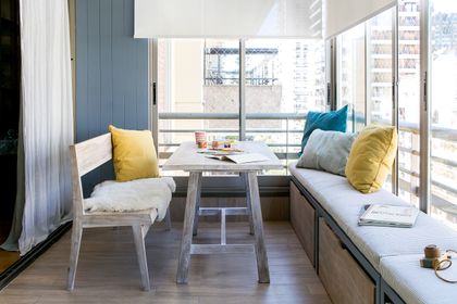 Balcón moderno con banco integrado y mesa de madera — proyecto BA 5 2018, por Mesopotamia Ba, en CABA