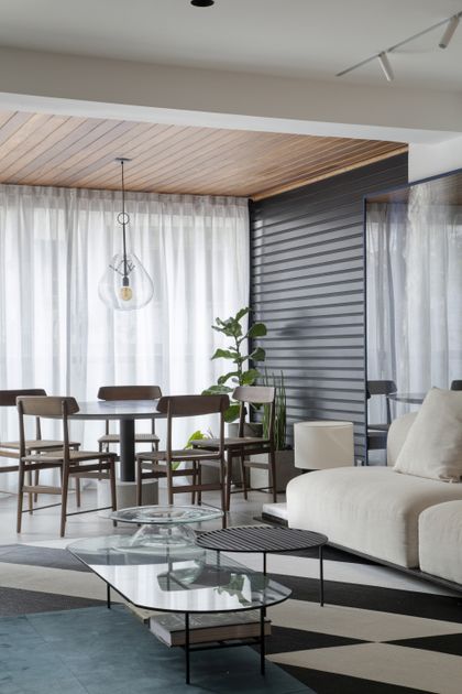living moderno con sofá blanco, comedor de madera y techo de listones — proyecto BP Hose , por Studio Ro-ca