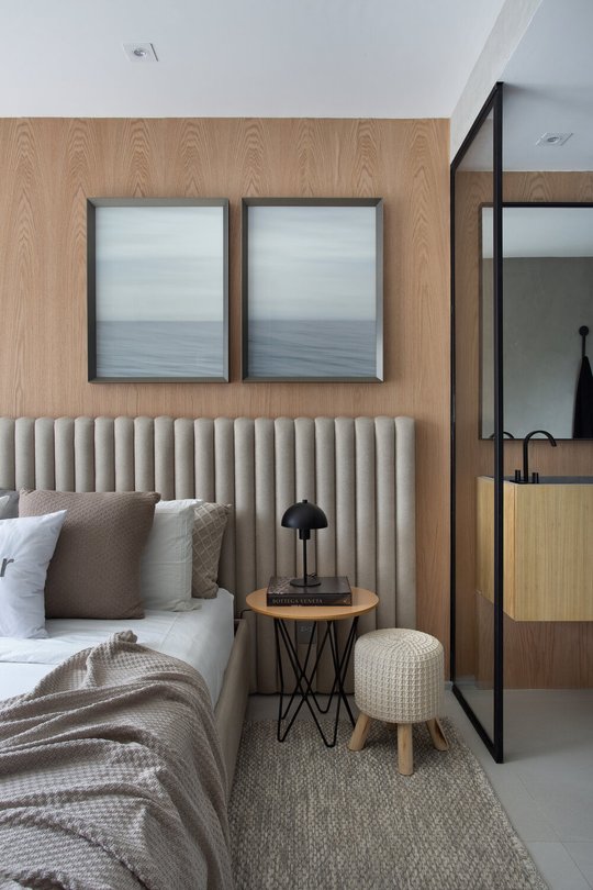 Dormitorio moderno con cabecero plisado beige y cuadros minimalistas — proyecto Decorado Latitud, por Studio Ro-ca